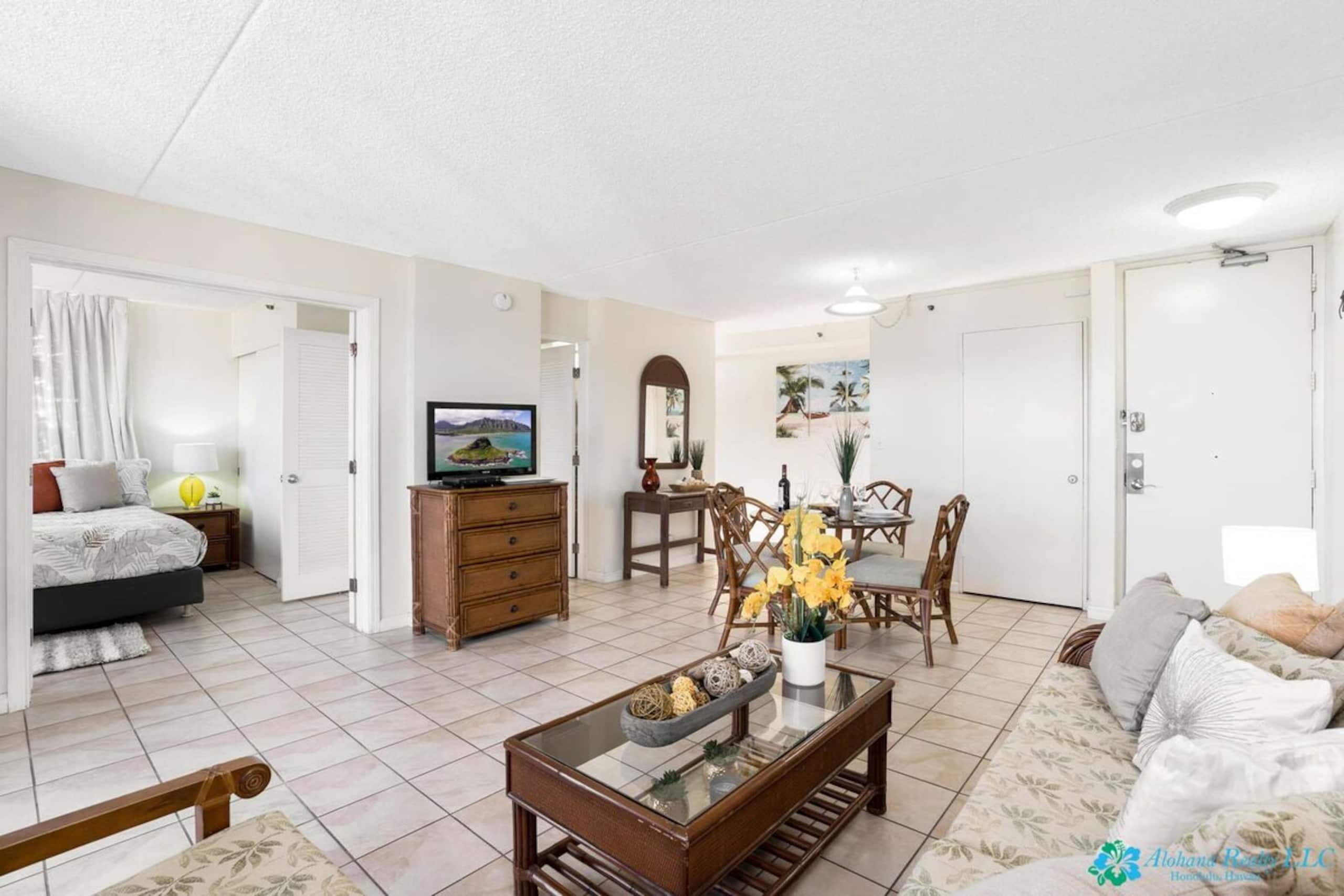 25th Fl Waikiki Banyan | King | Mtn View | Parking - Photo 2