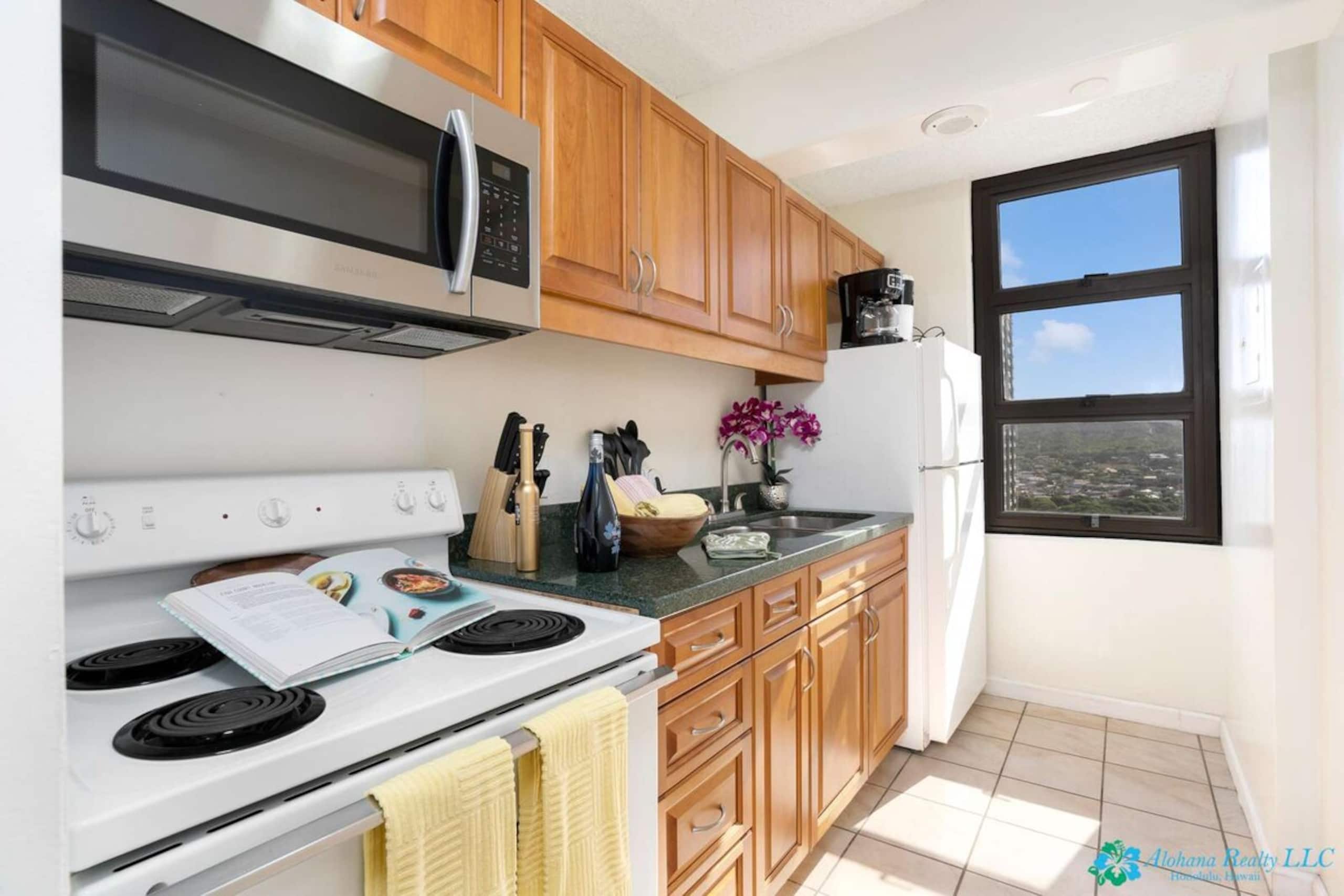 25th Fl Waikiki Banyan | King | Mtn View | Parking - Photo 11