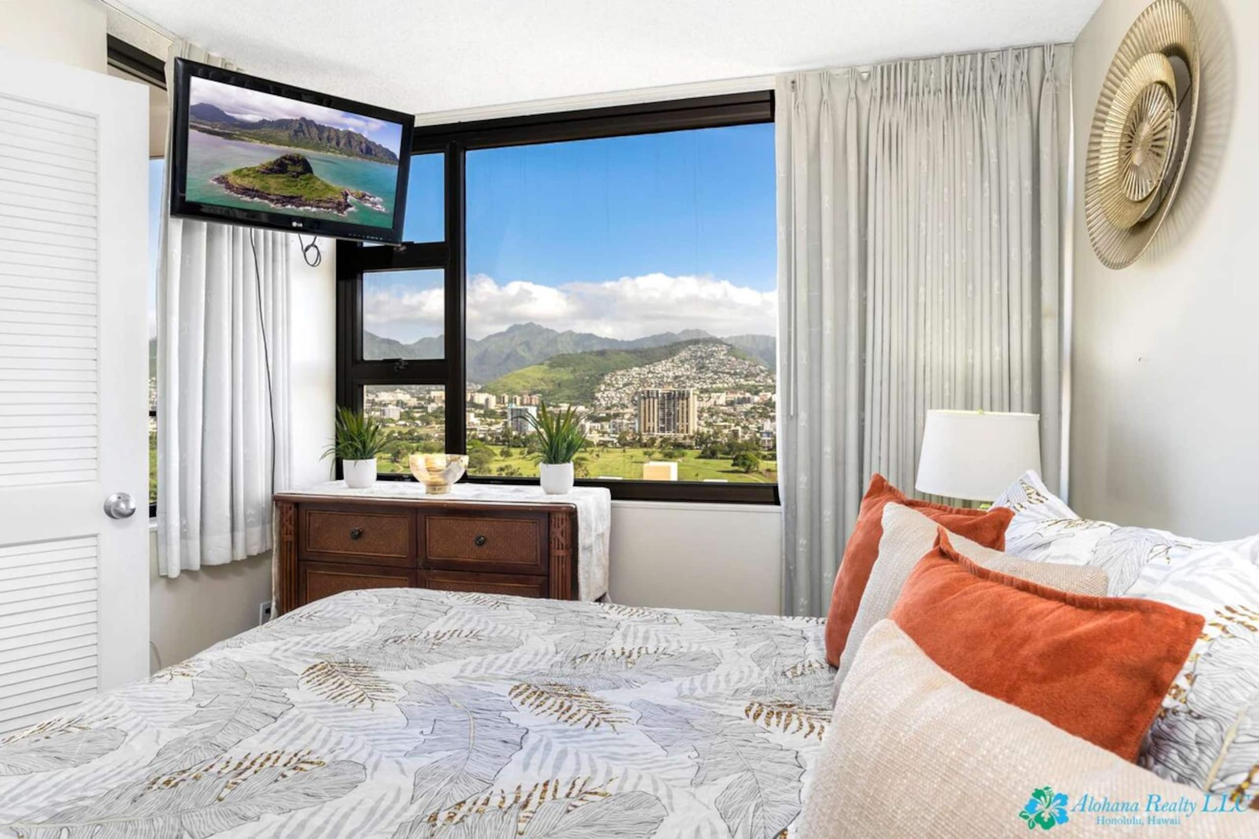25th Fl Waikiki Banyan | King | Mtn View | Parking - Photo 16