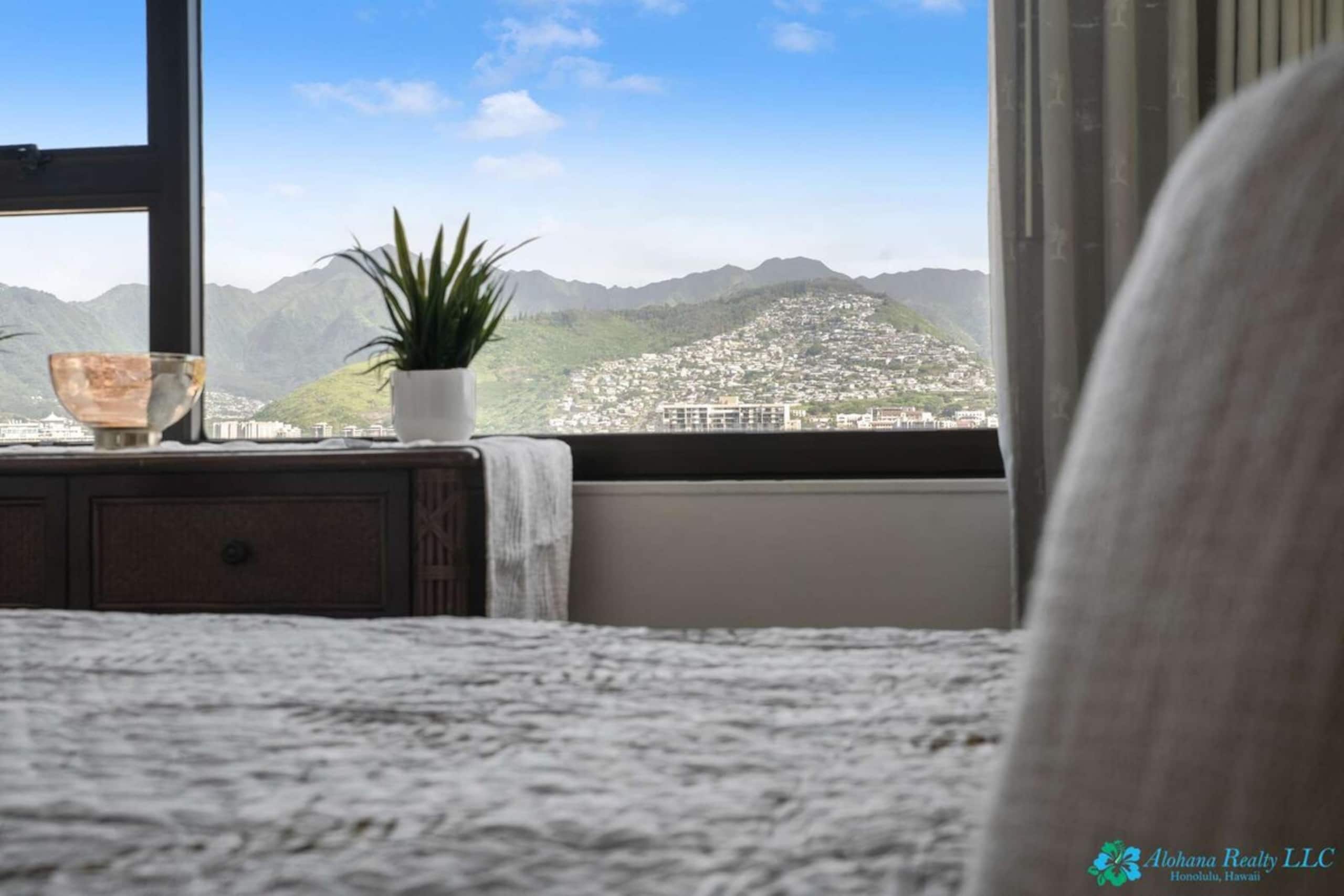 25th Fl Waikiki Banyan | King | Mtn View | Parking - Photo 12