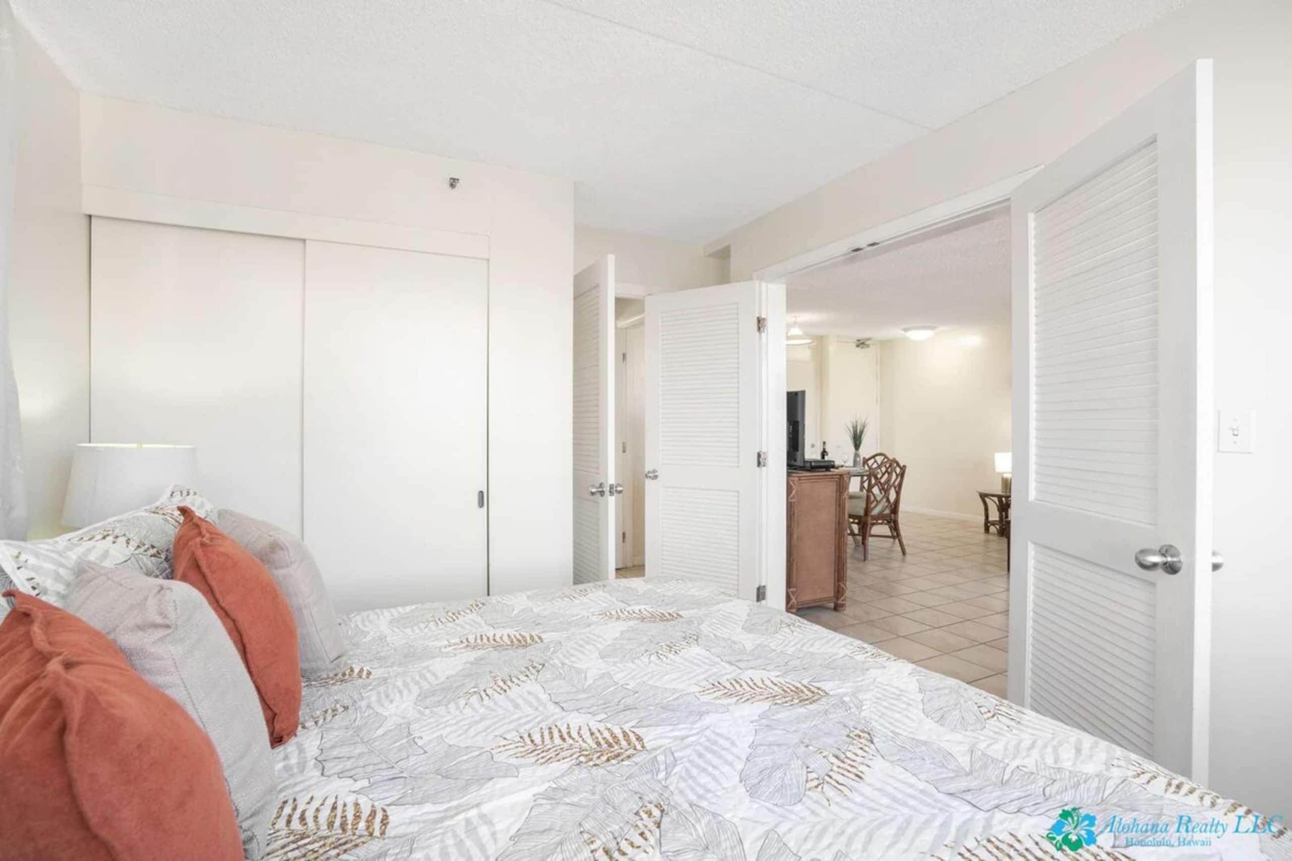 25th Fl Waikiki Banyan | King | Mtn View | Parking - Photo 9