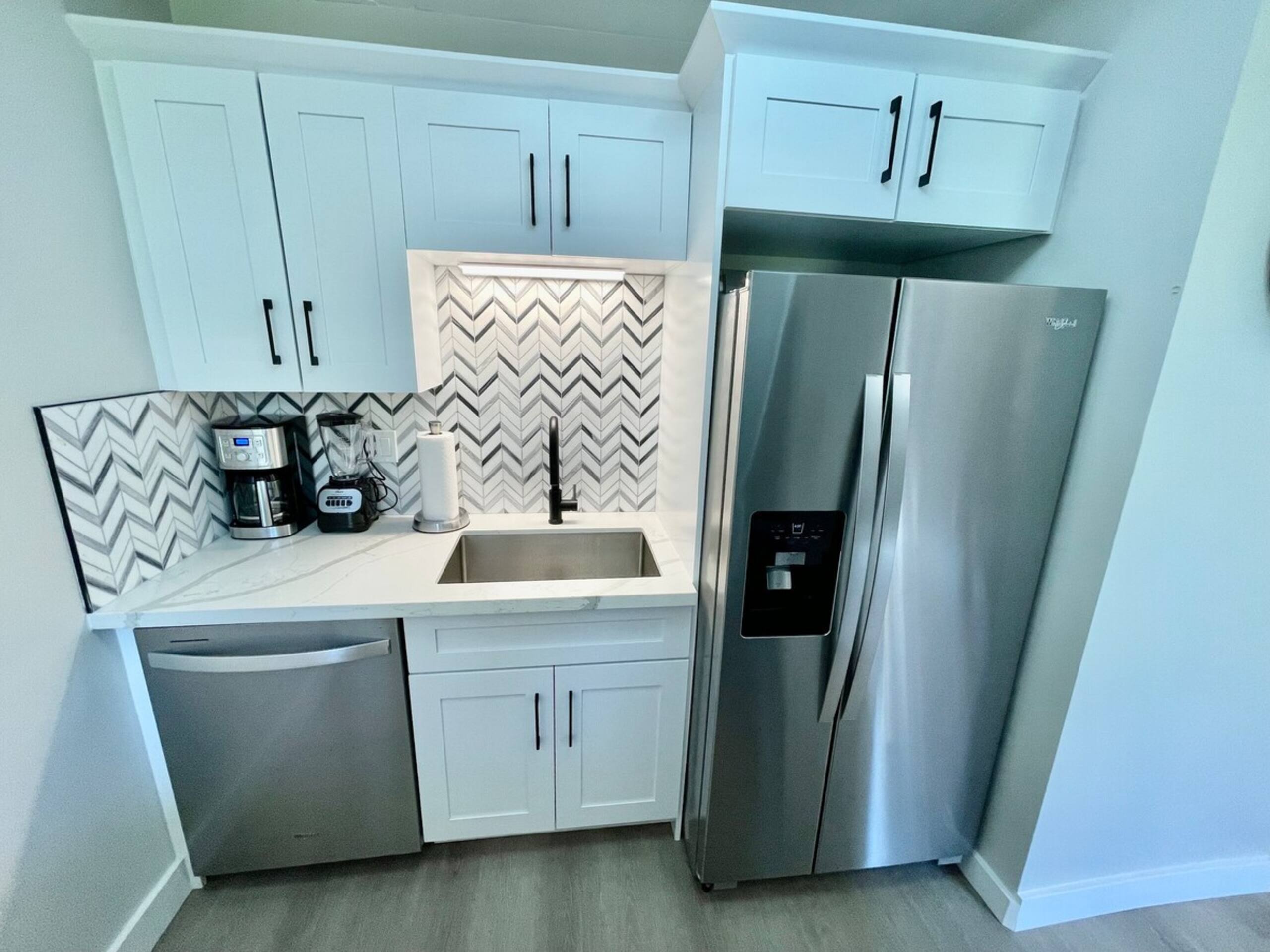 Deal Beautiful Renovated Unit, Partial Ocean View - Photo 6