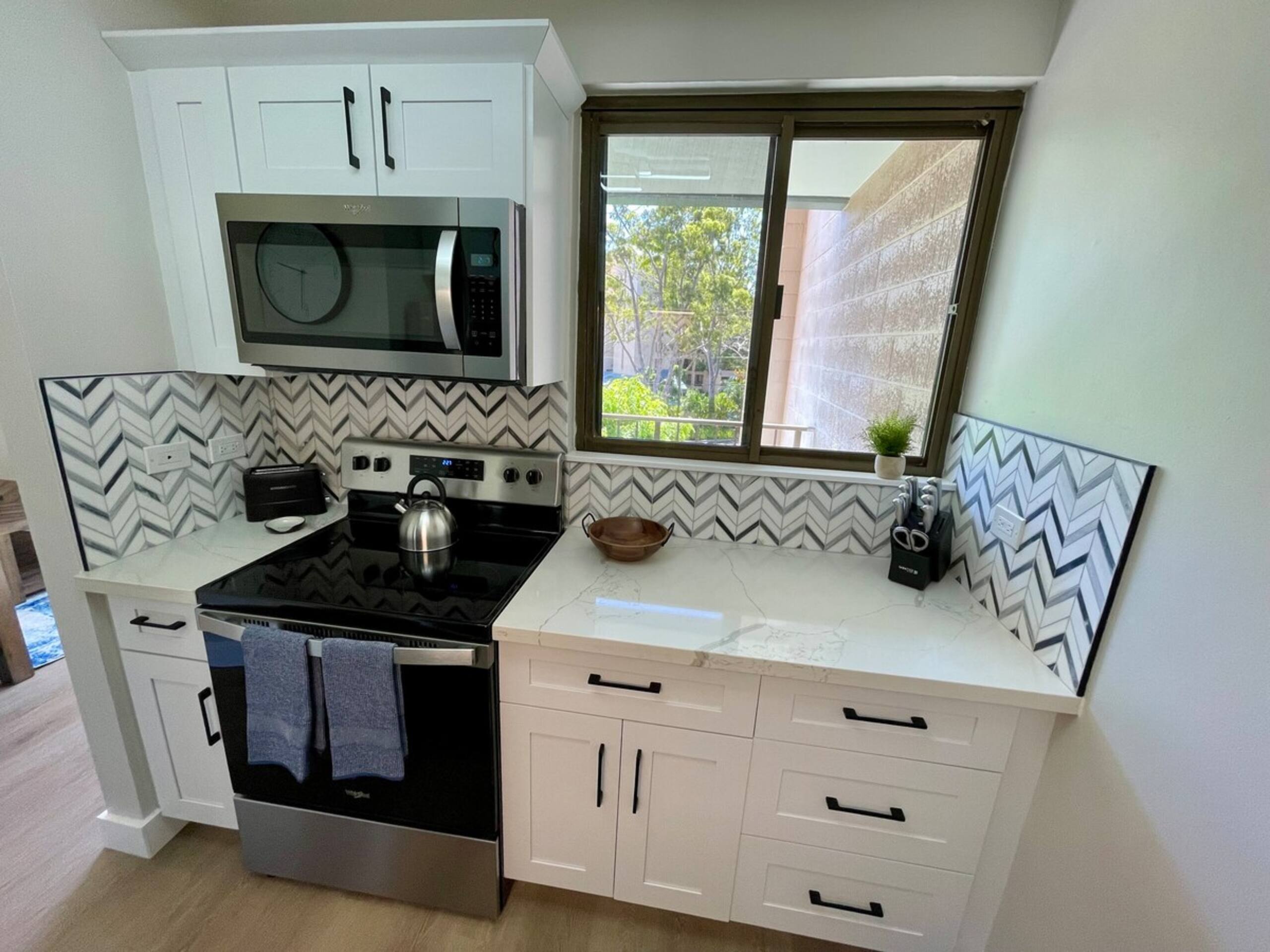 Deal Beautiful Renovated Unit, Partial Ocean View - Photo 7
