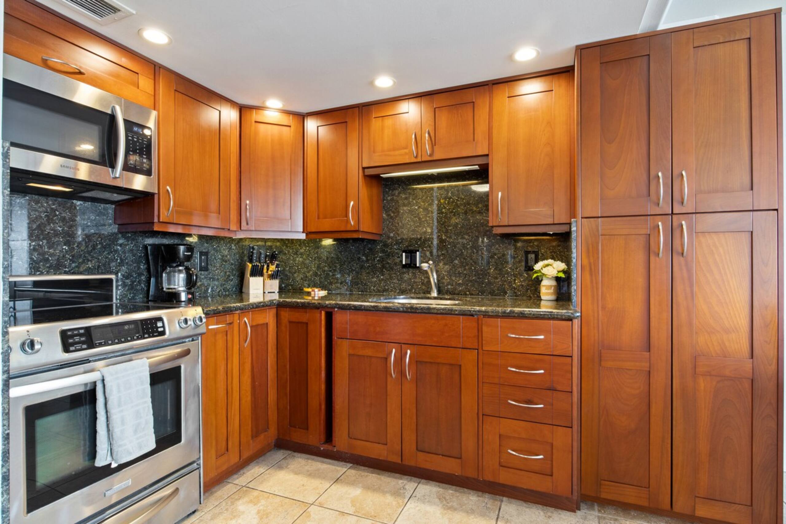 OceanView Ilikai Condo Free Parking/Pool -Sleeps 6 - Photo 4