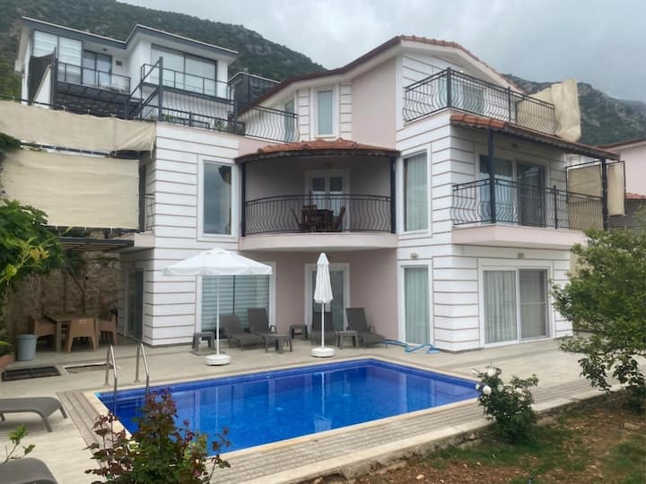 Kalkan Körderede Deniz Manzaralı Havuzlu4+1villa - Kalkan