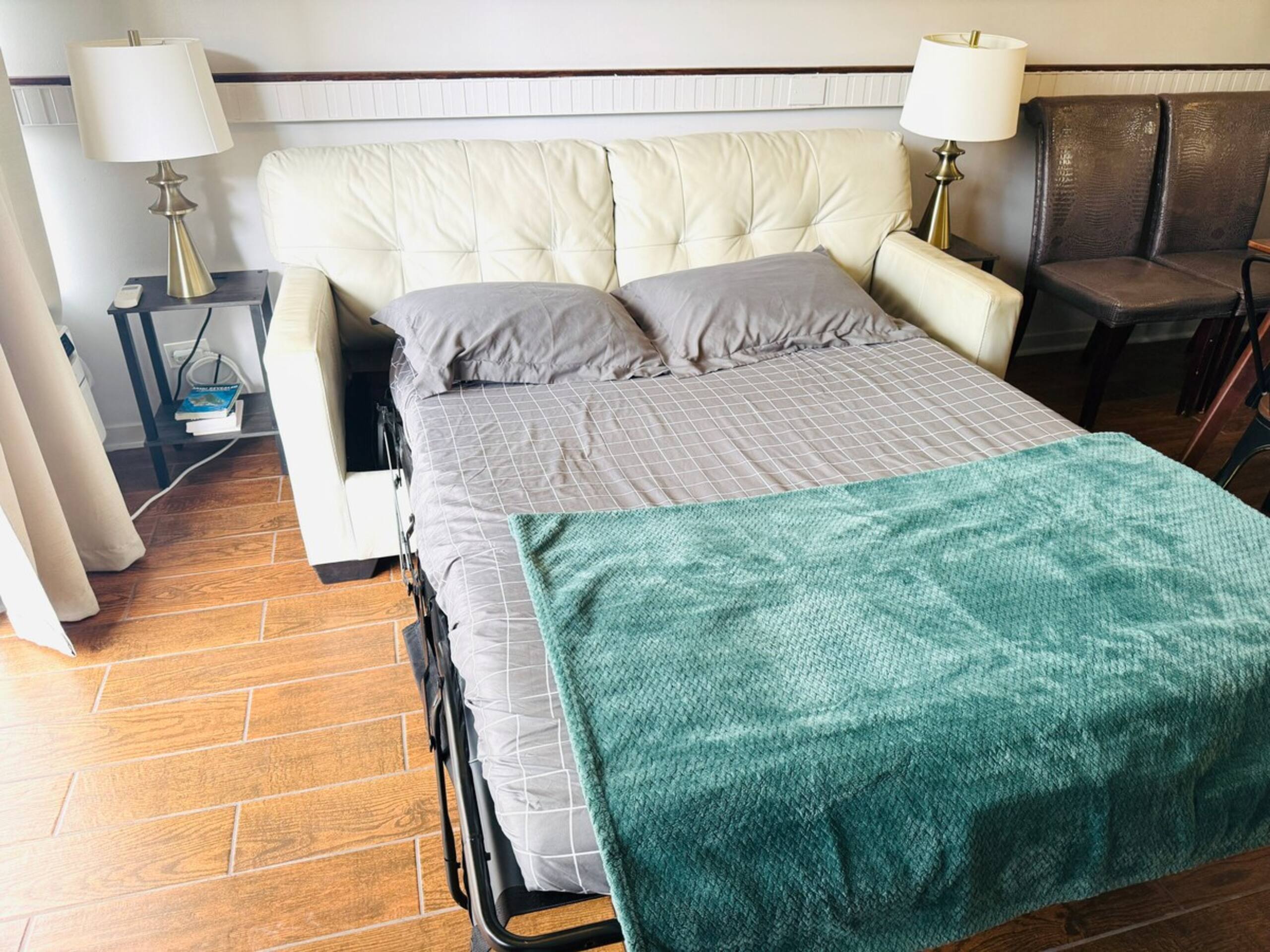 Waikiki 2 Bedroom w/ Covered Parking, Family Condo - Photo 1