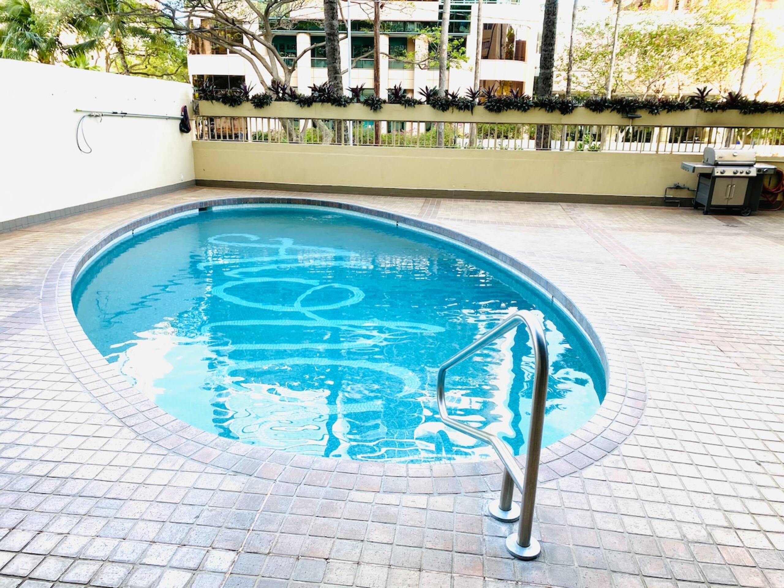 Waikiki 2 Bedroom w/ Covered Parking, Family Condo - Photo 28