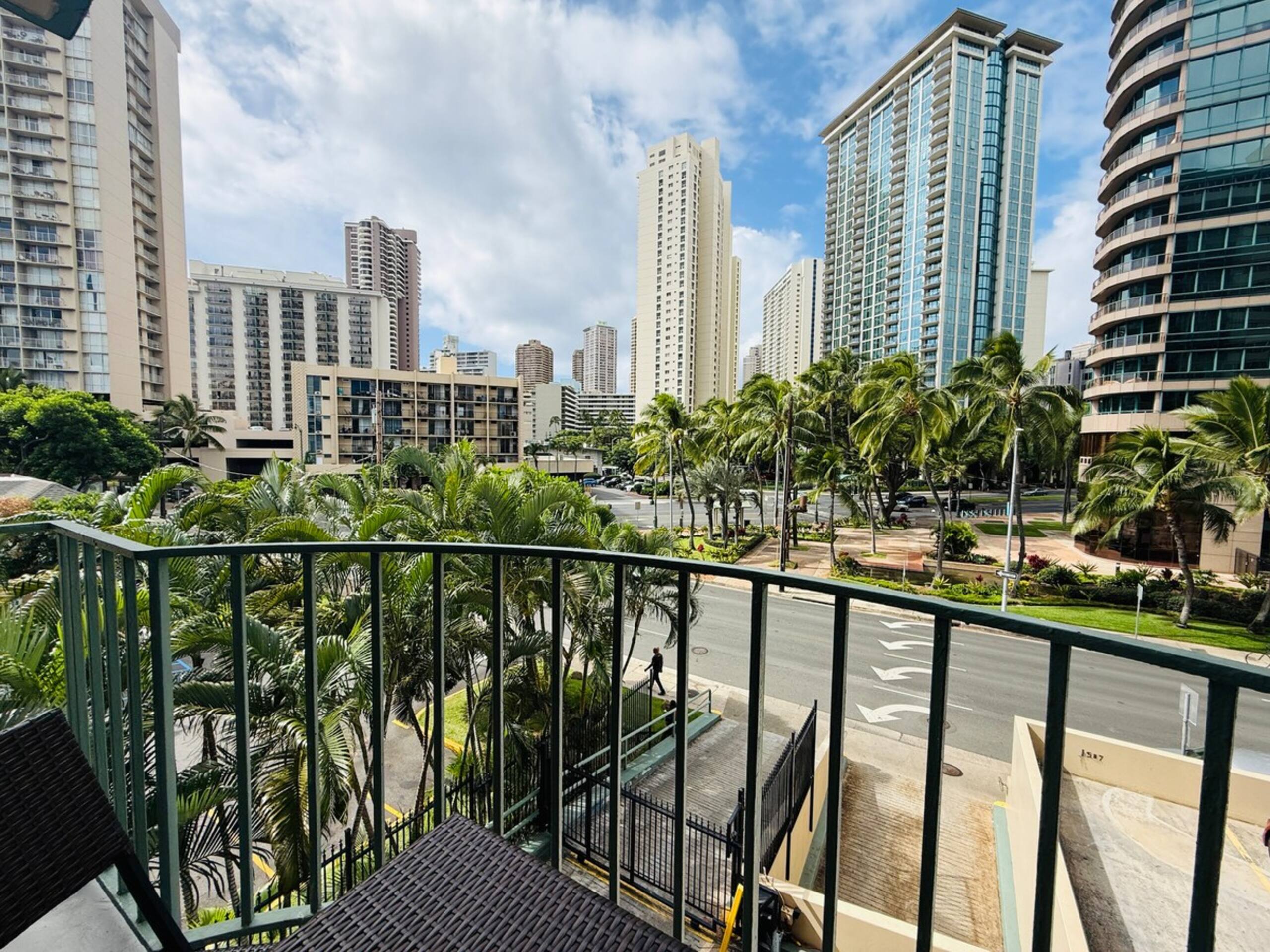 Waikiki 2 Bedroom w/ Covered Parking, Family Condo - Photo 23