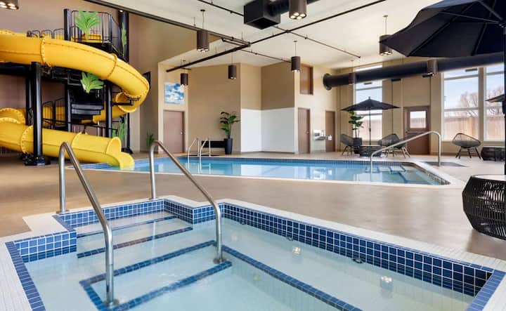 Microtel Lloydminster | Queen Economy | Hot Tub - Lloydminster