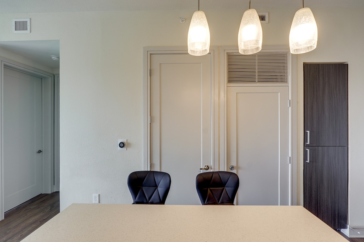 Explore Dtwn Austin! Luxe High-Rise Escape w/ Pool