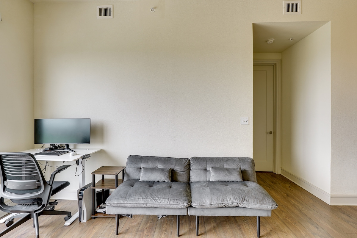 Explore Dtwn Austin! Luxe High-Rise Escape w/ Pool