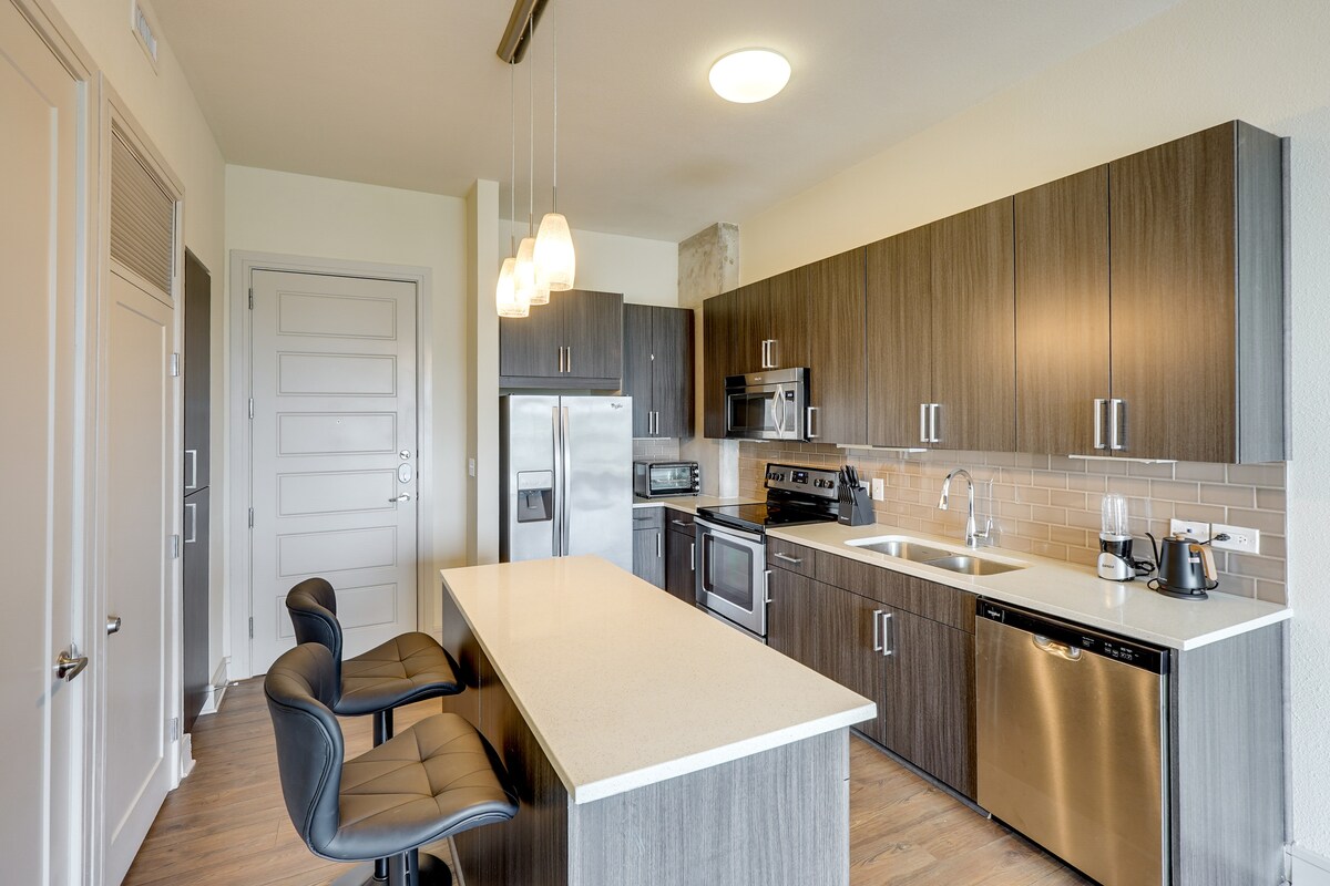 Explore Dtwn Austin! Luxe High-Rise Escape w/ Pool