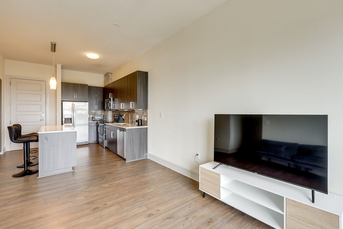 Explore Dtwn Austin! Luxe High-Rise Escape w/ Pool