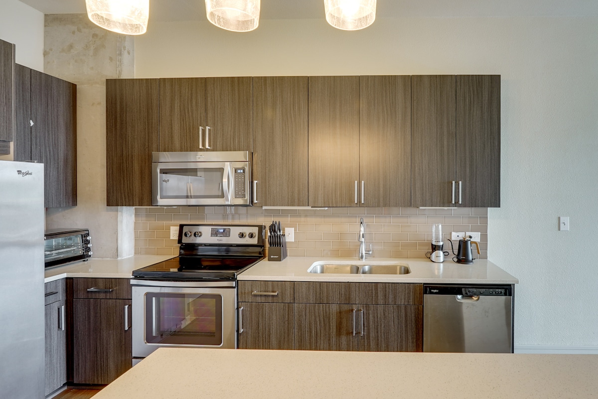 Explore Dtwn Austin! Luxe High-Rise Escape w/ Pool