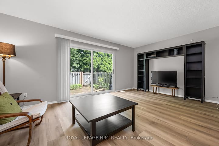 Charming 4 Bedrm 2 Bath Townhome In St. Catharines - St. Catharines
