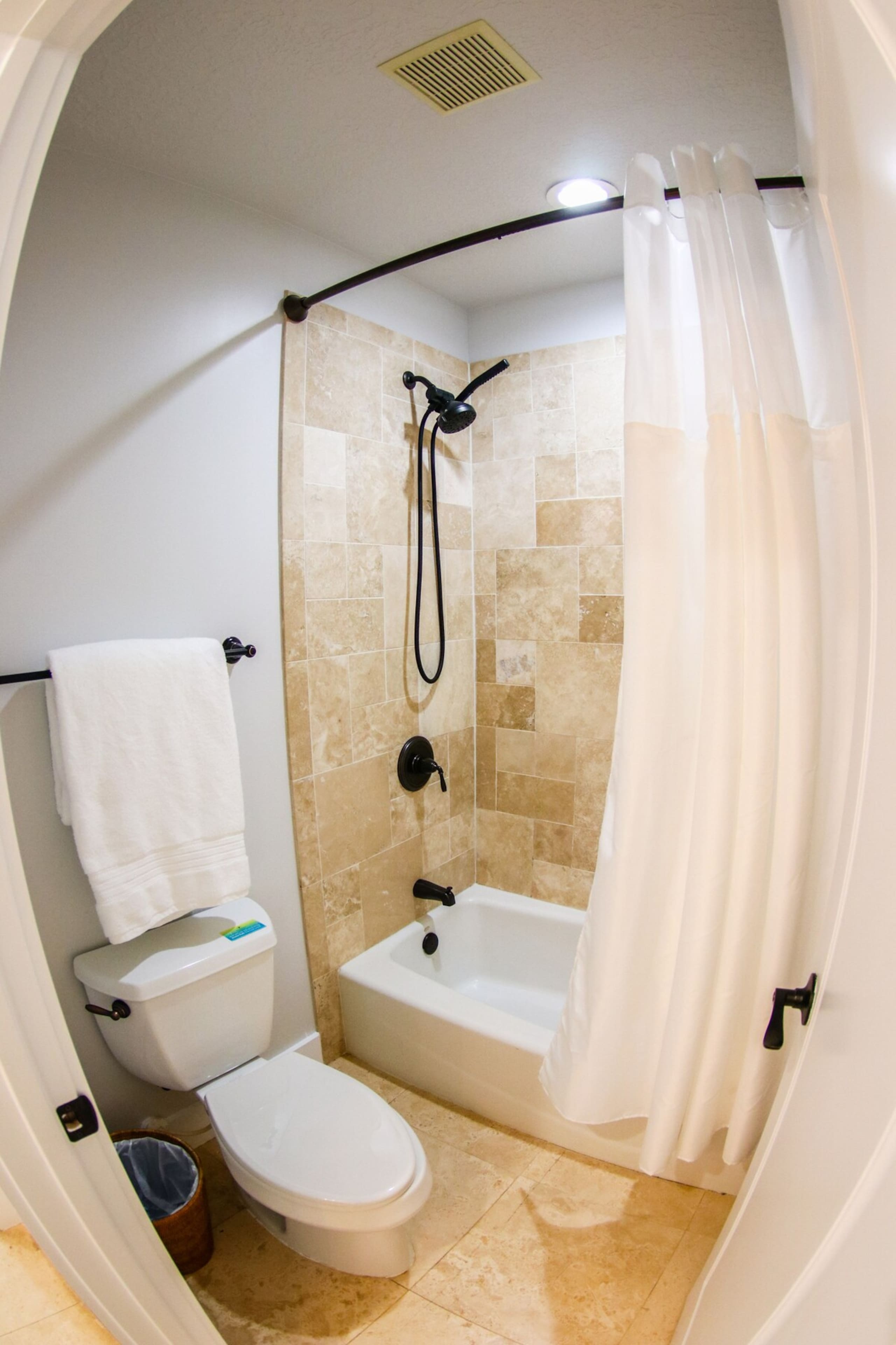 koolkondo Luxury Designer Condo with AC by the beach - Photo 19