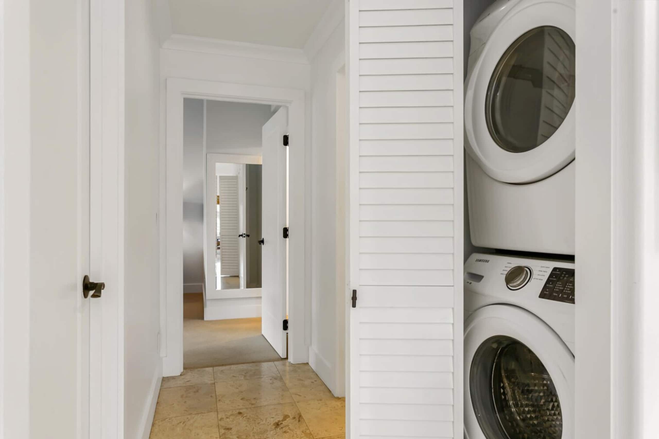 koolkondo Luxury Designer Condo with AC by the beach - Photo 17