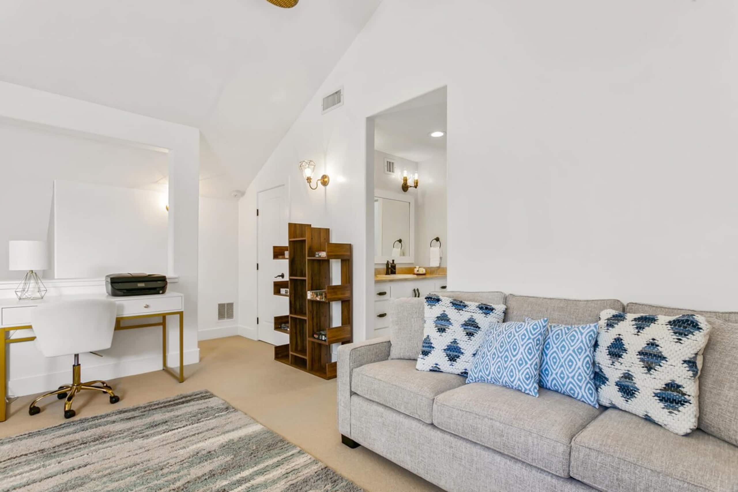 koolkondo Luxury Designer Condo with AC by the beach - Photo 16