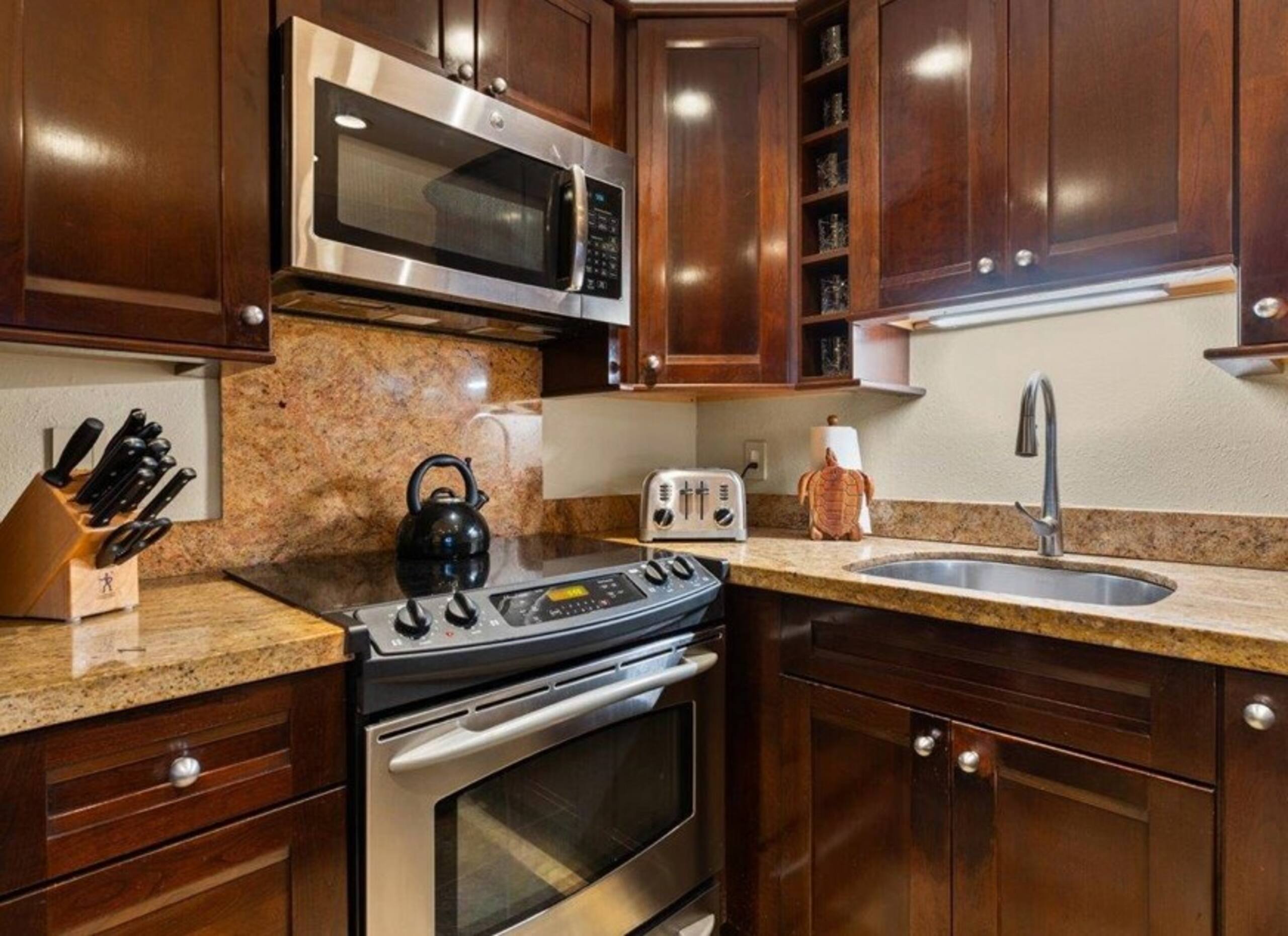 Stunning Luxury Oceanview Condo - Photo 18