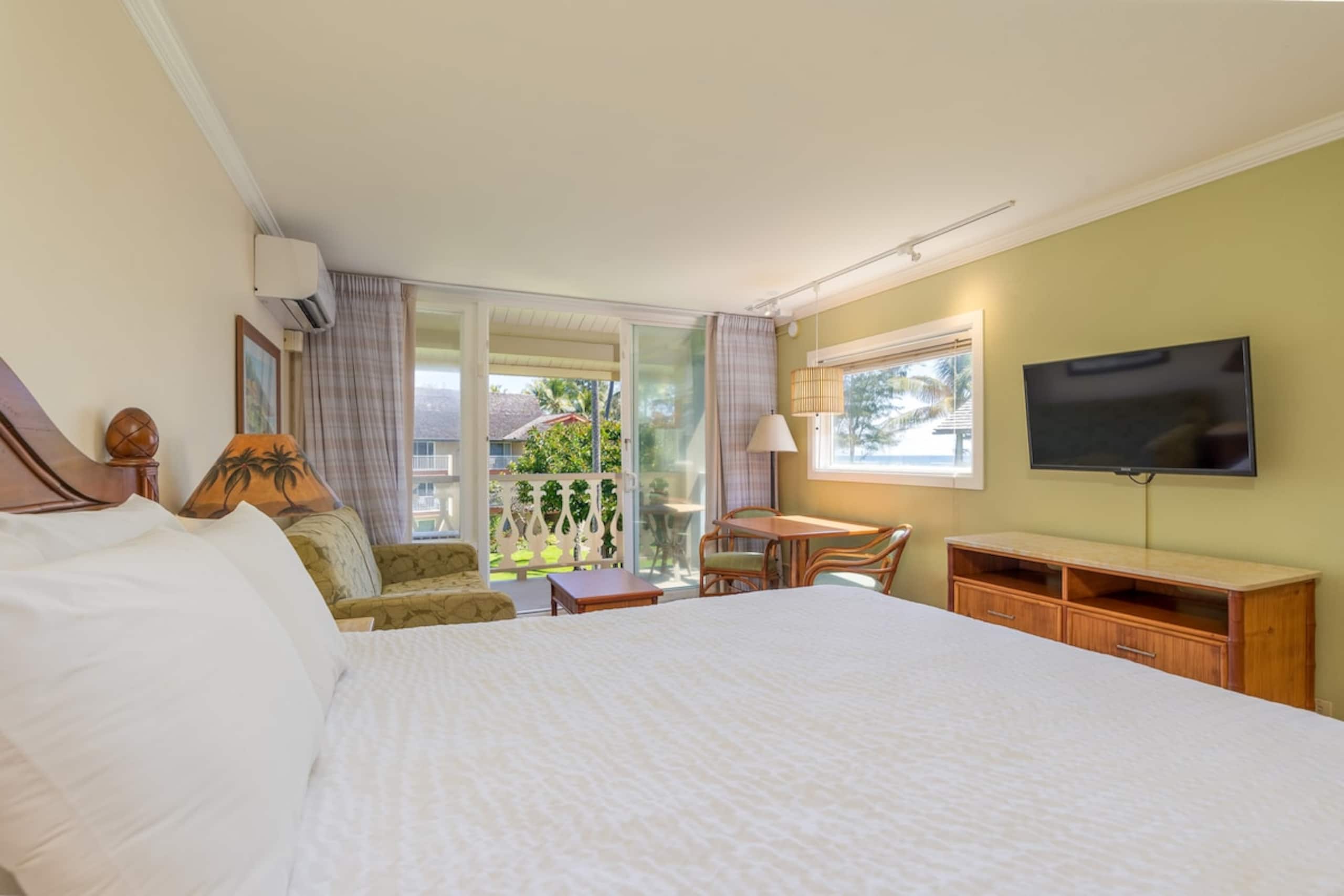 Relaxed escape w/ lanai & pool access - Photo 12