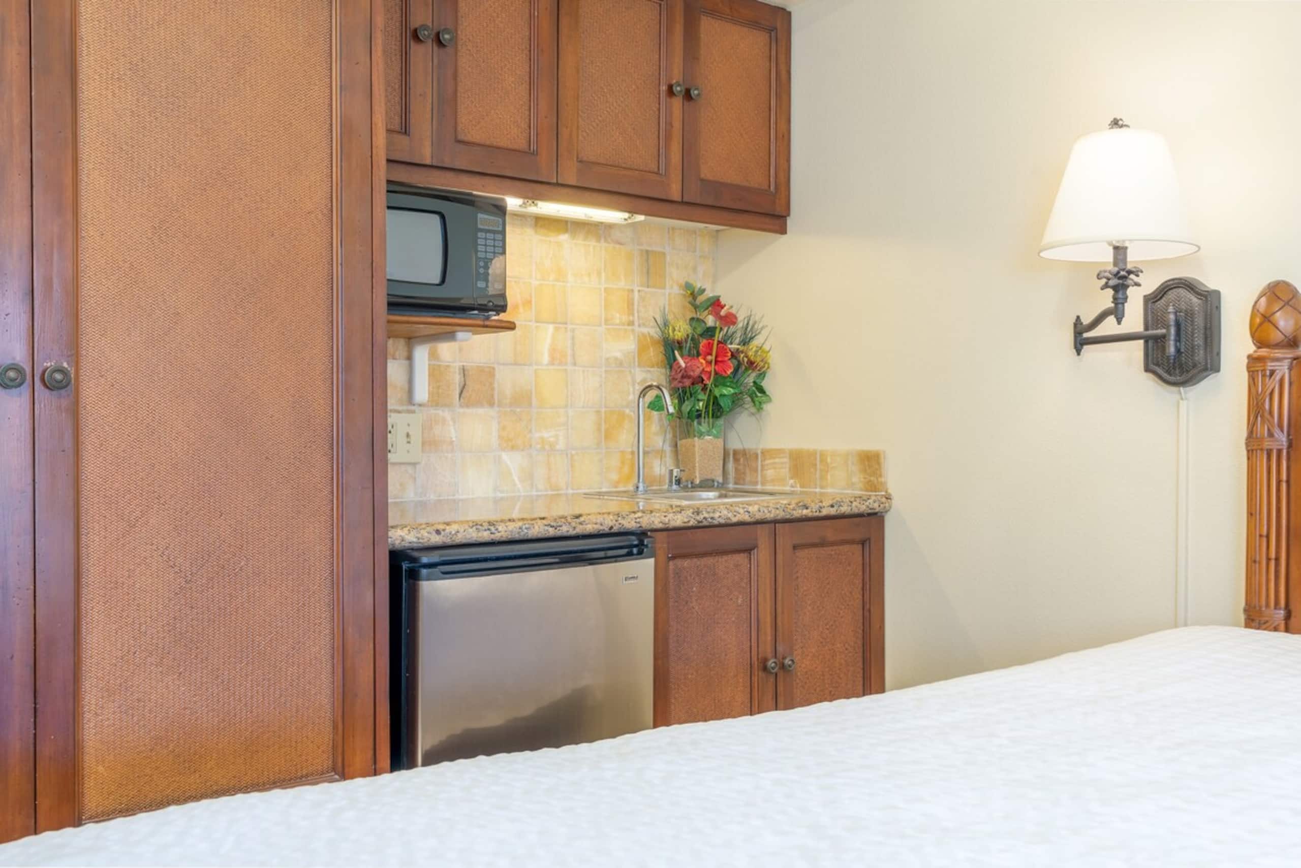 Relaxed escape w/ lanai & pool access - Photo 6