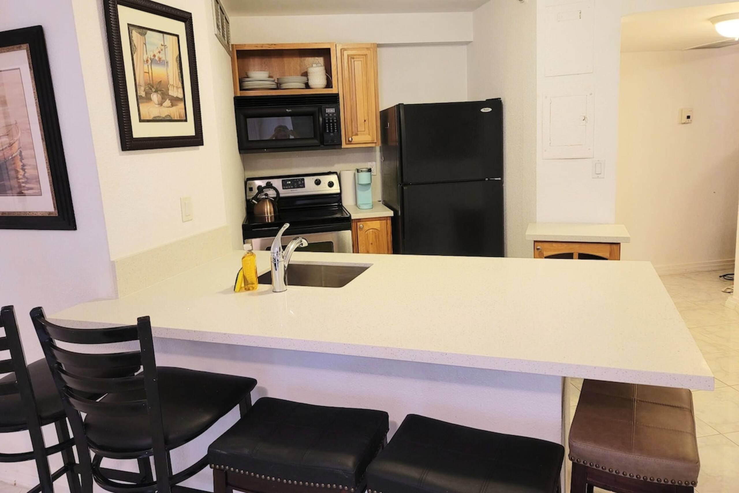 2BR+Den Downtown w/ Ocean Views + Free Parking - Photo 4