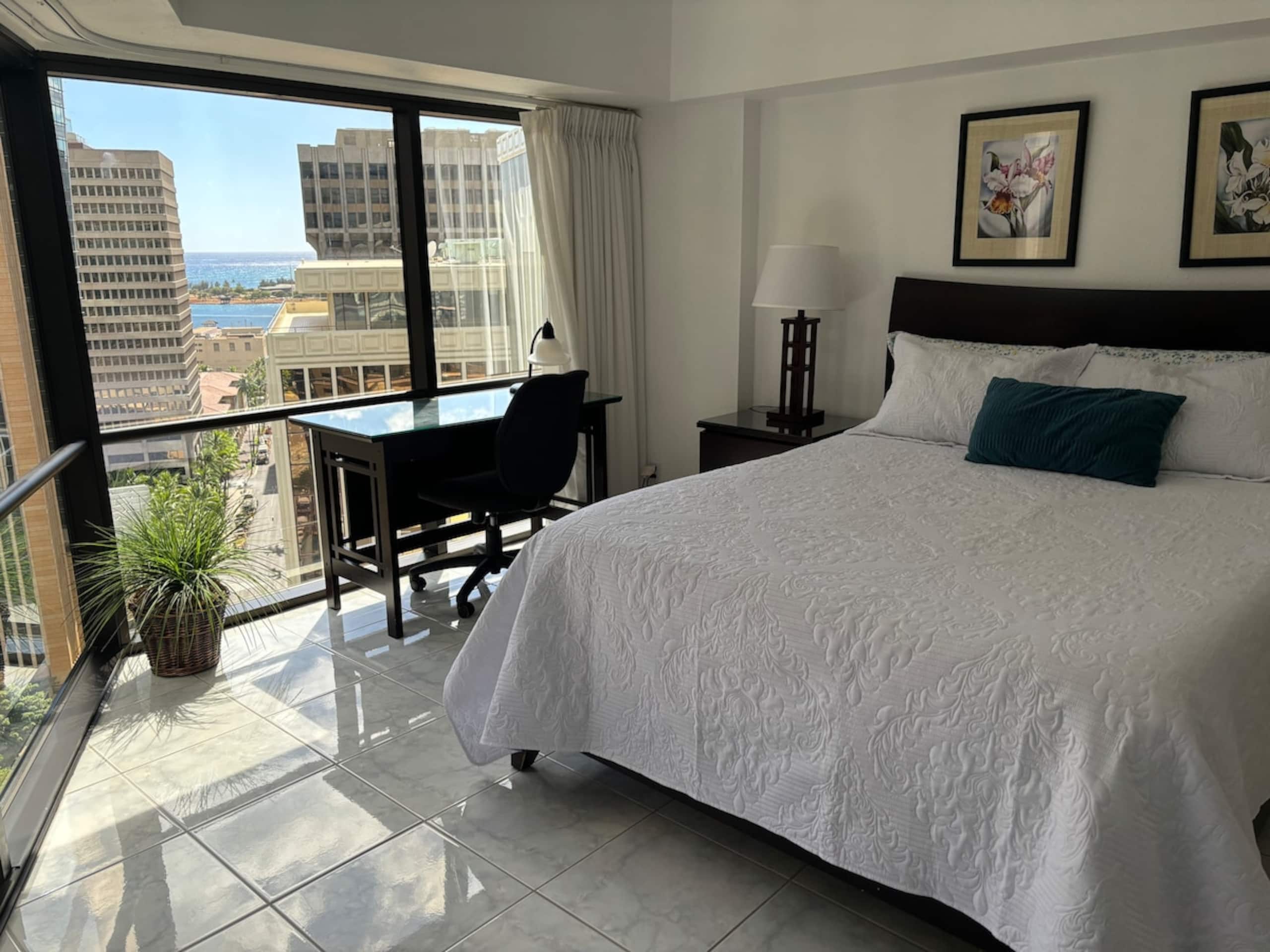 2BR+Den Downtown w/ Ocean Views + Free Parking - Photo 2