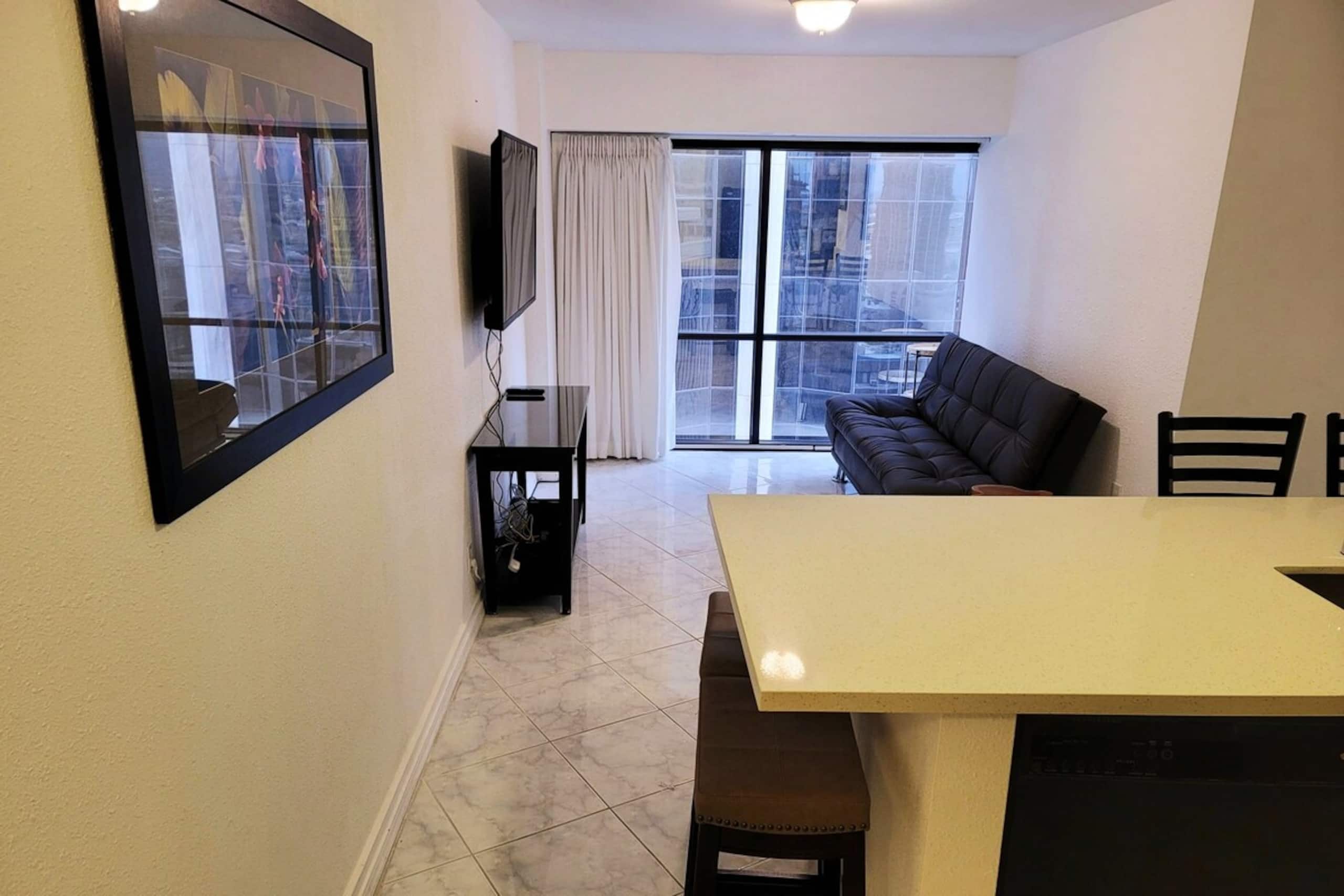 2BR+Den Downtown w/ Ocean Views + Free Parking - Photo 7