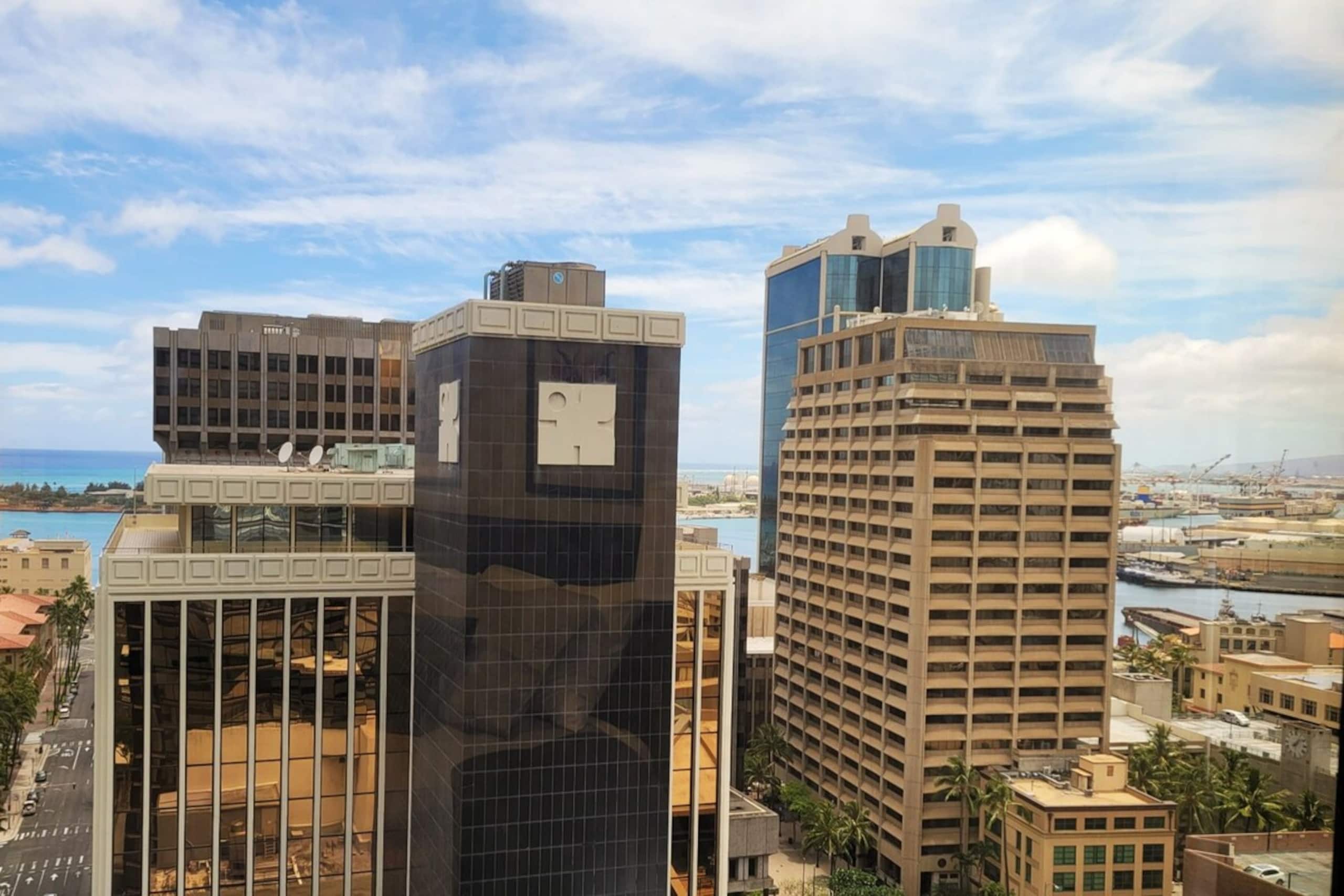 2BR+Den Downtown w/ Ocean Views + Free Parking - Photo 9