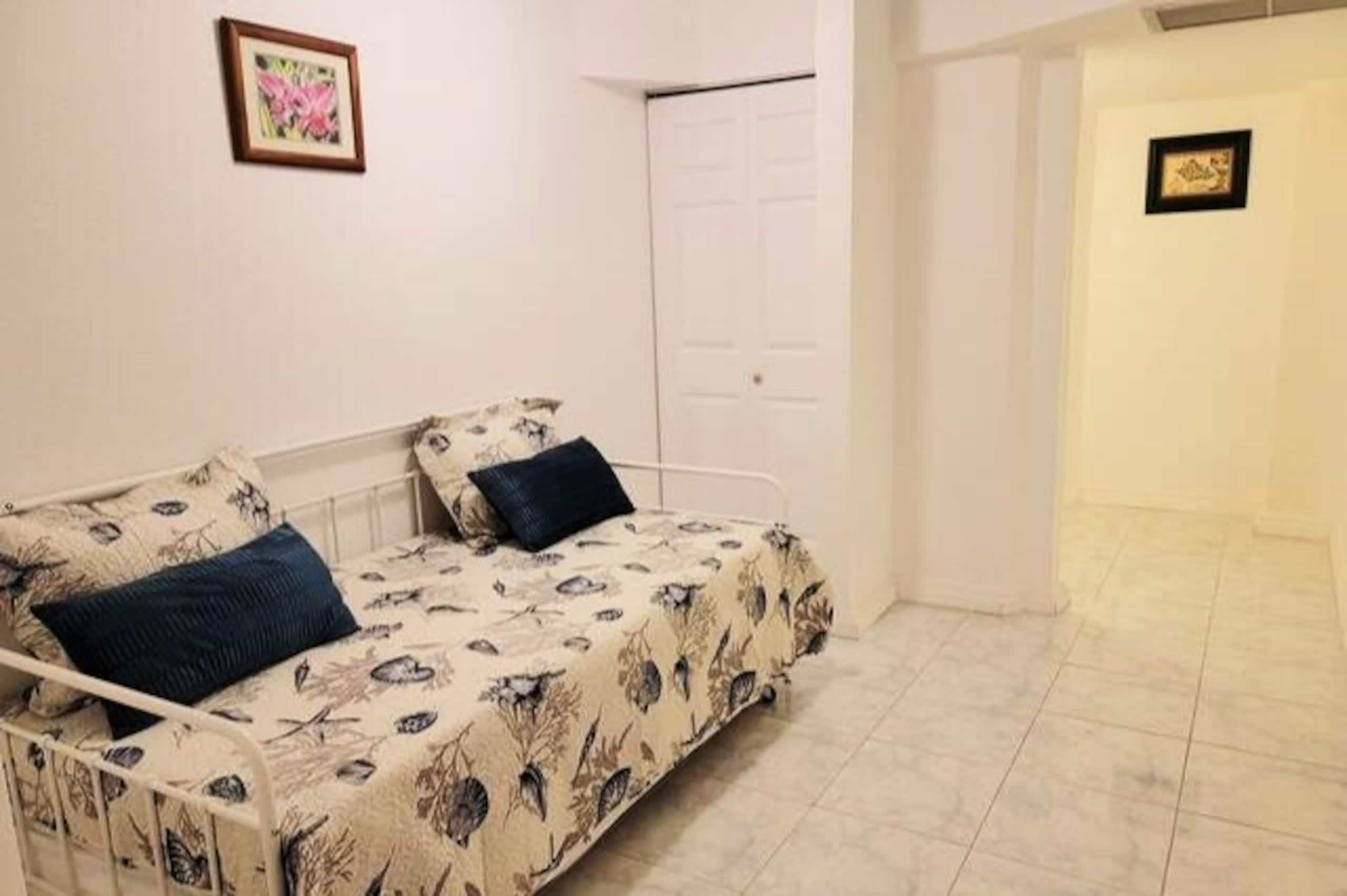 2BR+Den Downtown w/ Ocean Views + Free Parking - Photo 6