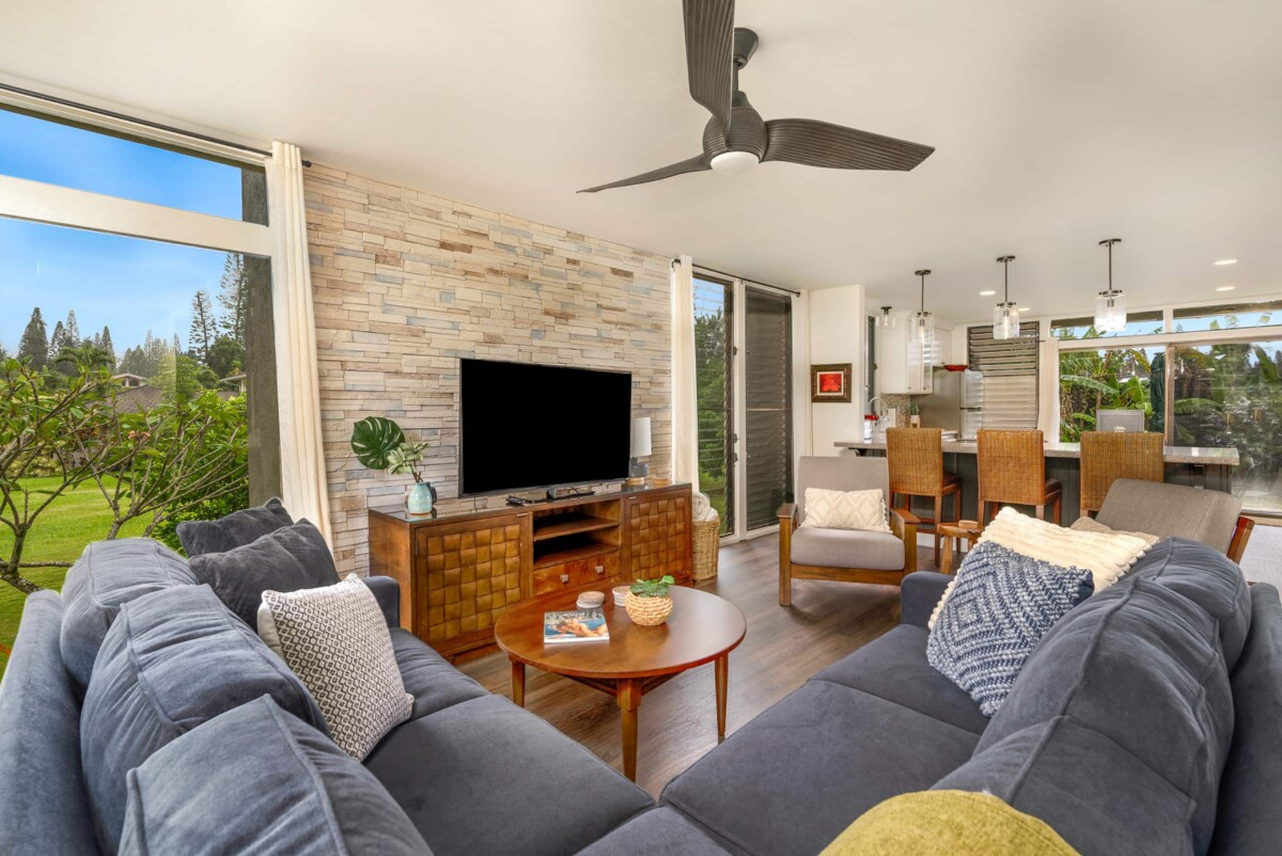 Breezy 3/2 House with Bali Hai View + Hot Tub - Photo 4