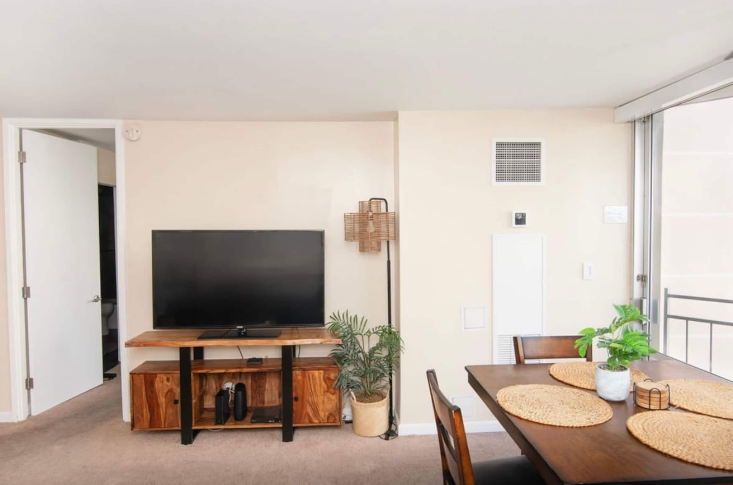 Waikiki City View - Walk to the beach 1BR - Photo 5
