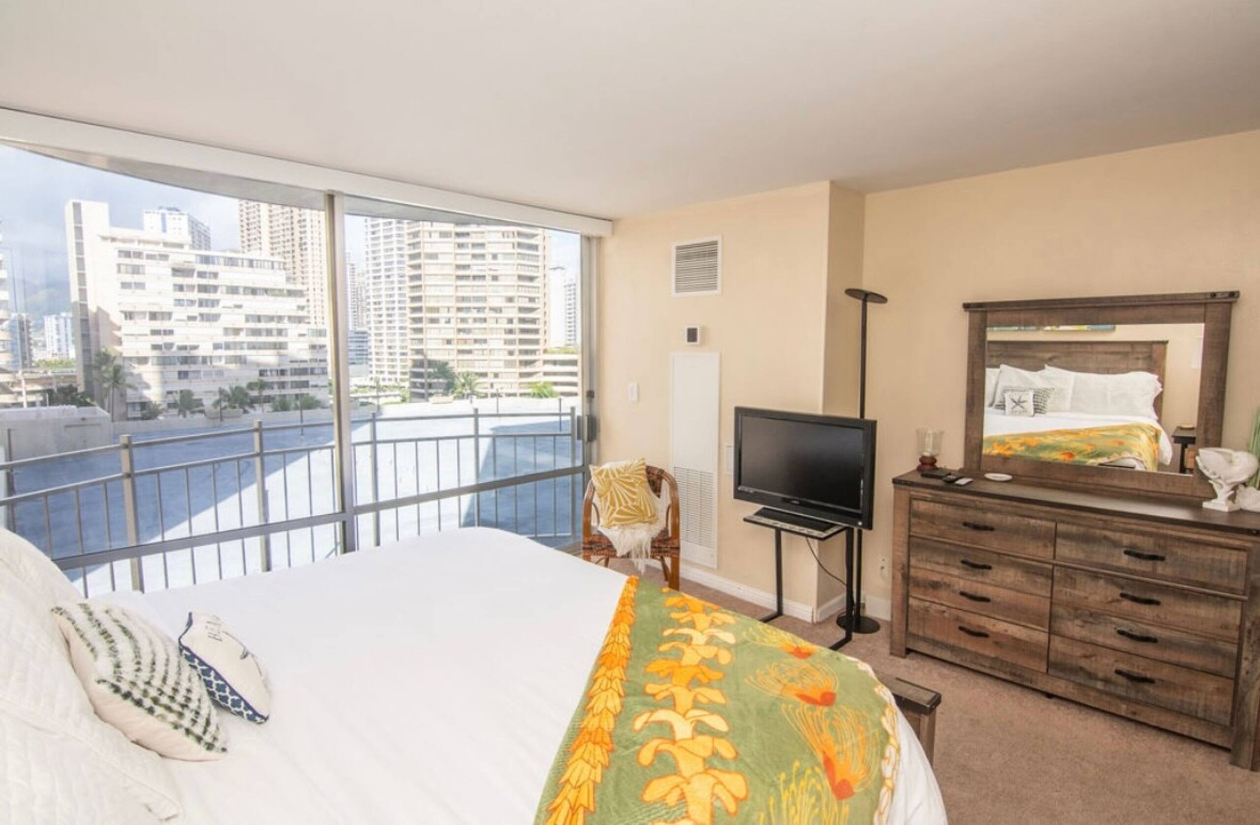 Waikiki City View - Walk to the beach 1BR - Photo 13