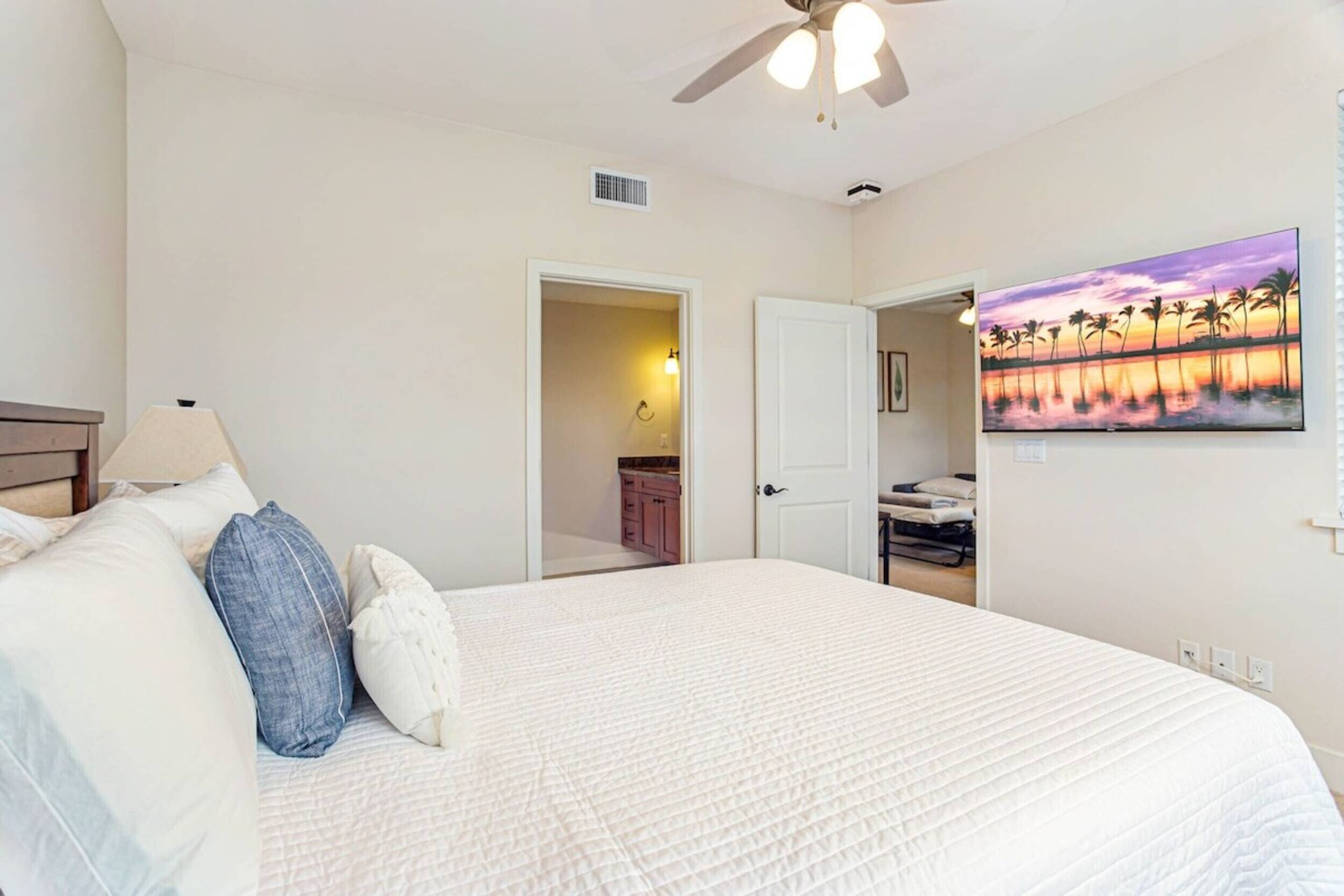 Walk to beach Spacious top floor townhome,AC+Pool - Photo 16