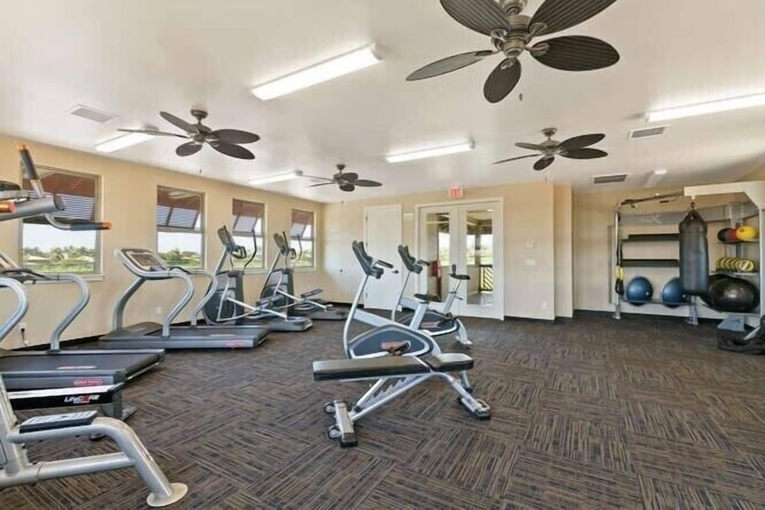 Walk to beach Spacious top floor townhome,AC+Pool - Photo 19