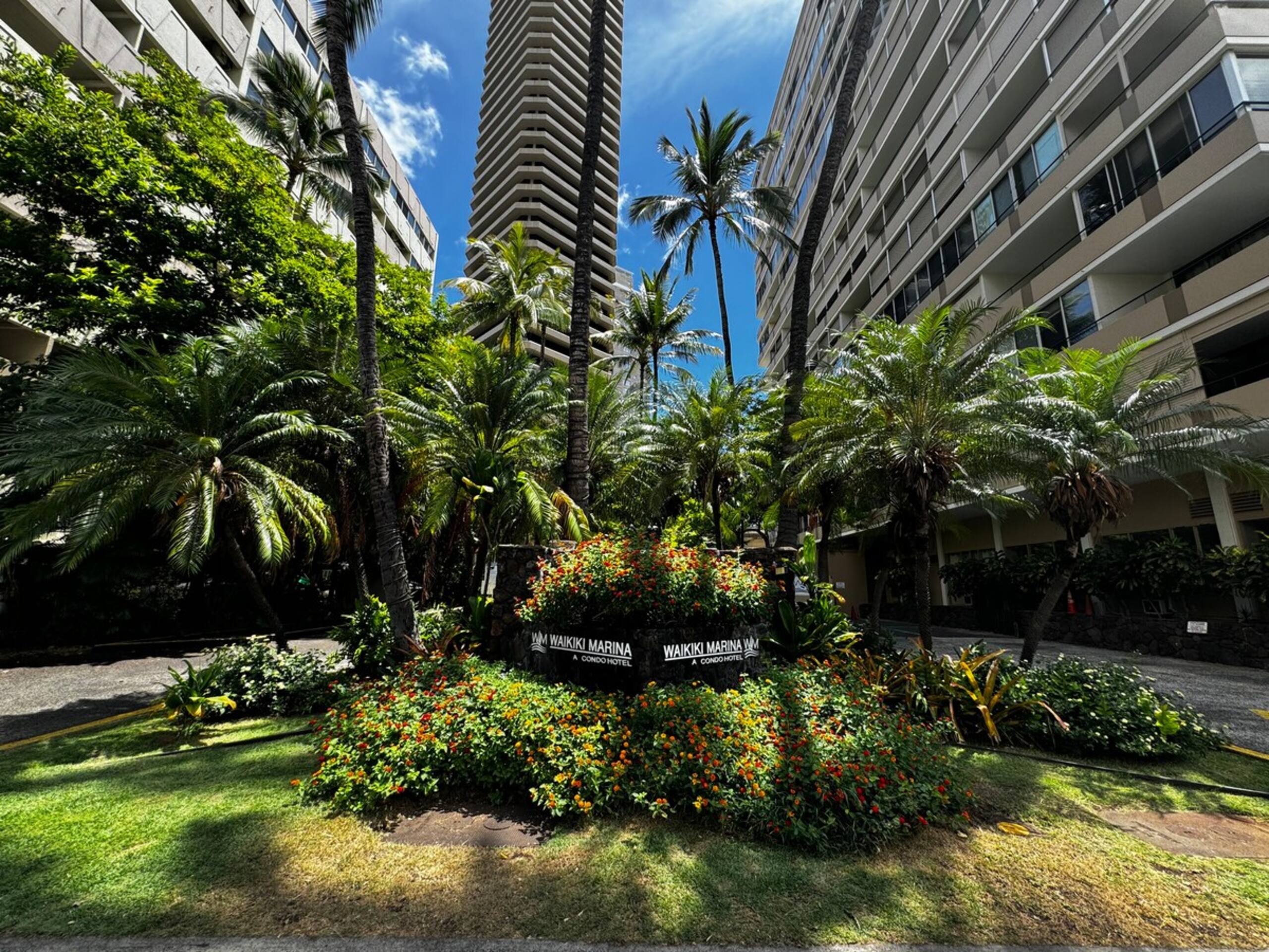 Free Parking/Ocean View/Steps to Beach & Mall 33F - Photo 4