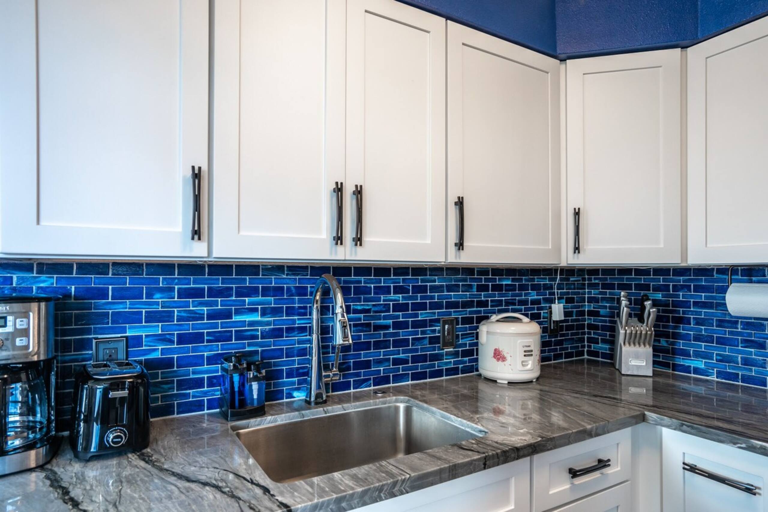 Beautifully 2-BR Oceanfront Condo - Photo 8