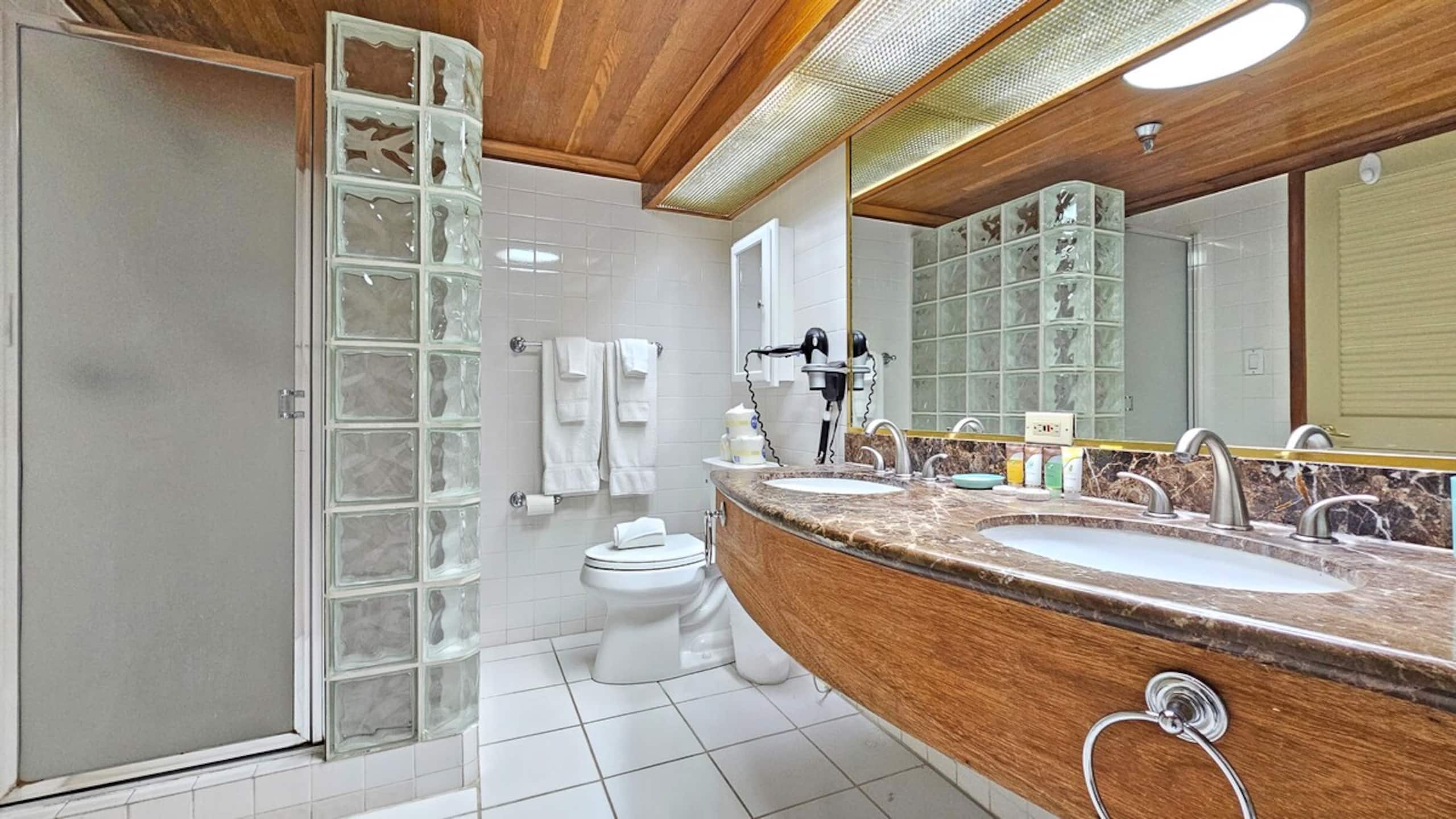 BMB 1203 -Comfort for 3 w/Fabulous Pool & Hot-Tub - Photo 12