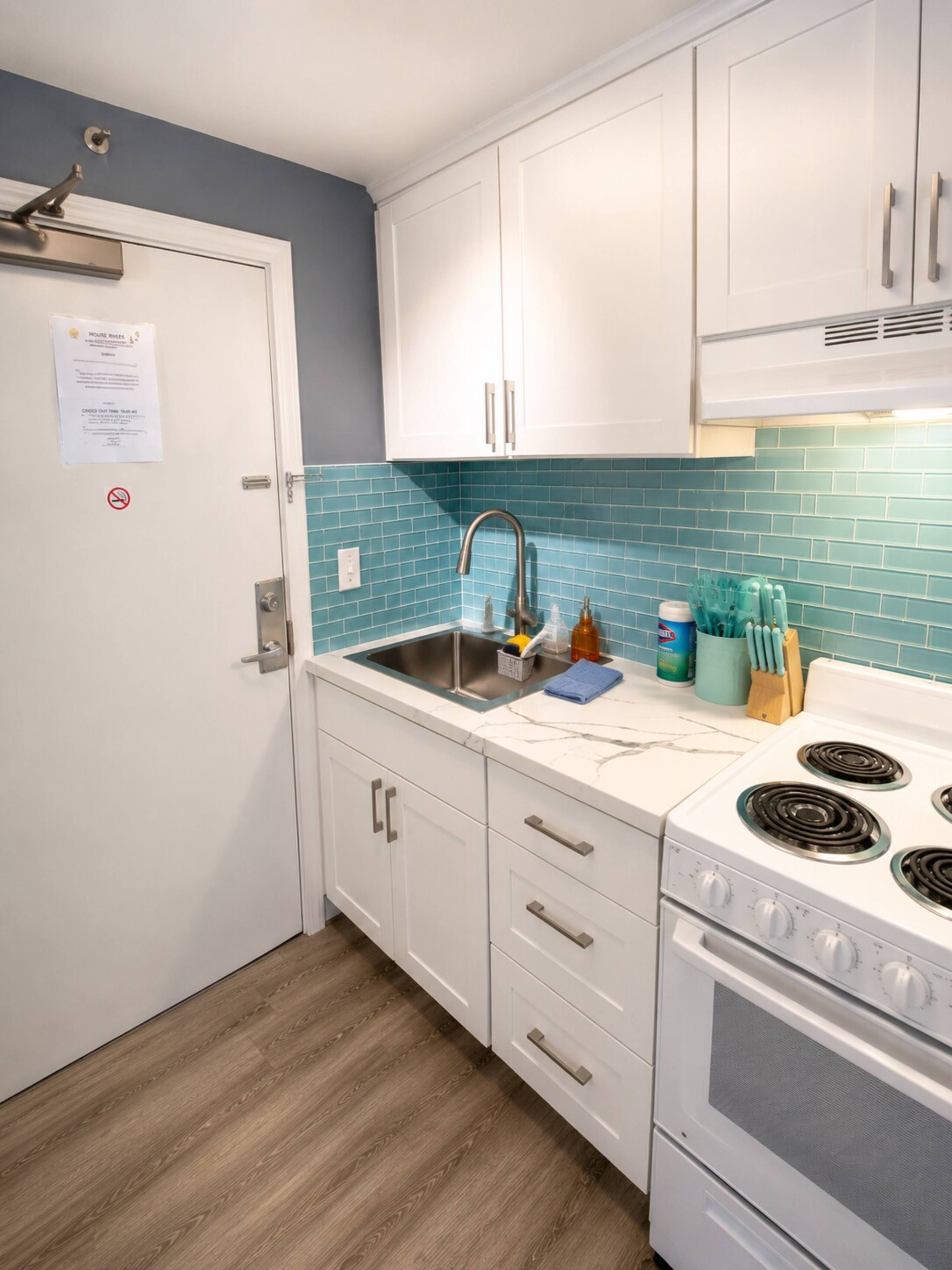 Near the Beach 2 Queen-Bed Free Parking/WiFi/POOL - Photo 2