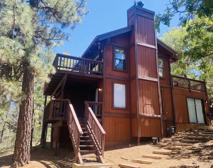 The Bear Retreat + Hot-tub & Bbq! - Big Bear, CA