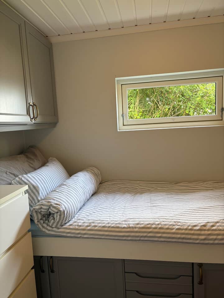 Le lit de 90 cm est recommandé pour un enfant, car il s'agit d'un lit simple étroit.