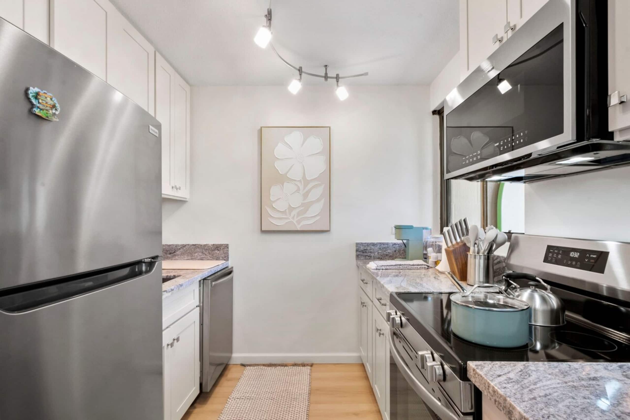 Steps to Sand & Surf - Fully Renovated Condo - Photo 4