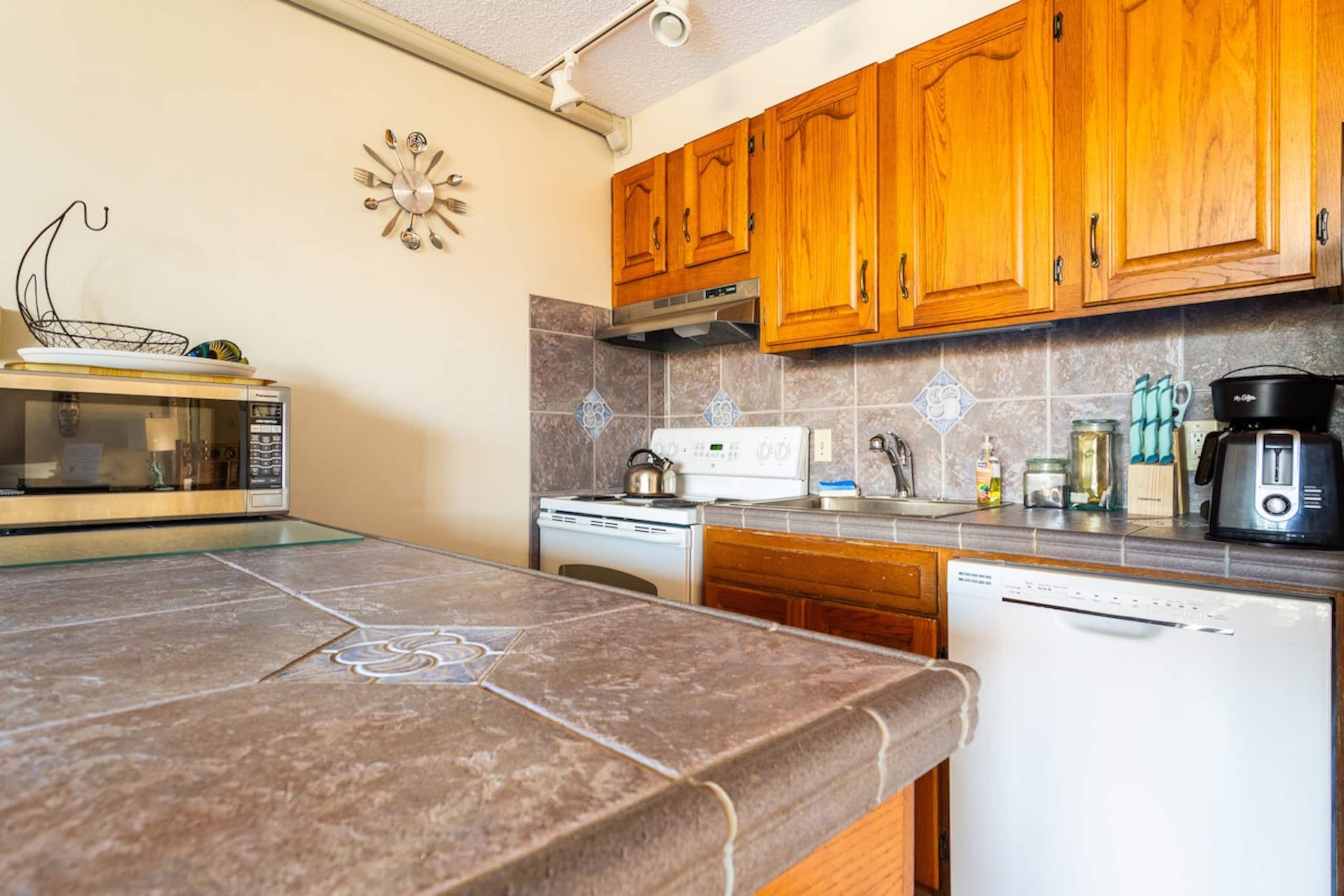 Affordable Maui Accommod. in a HOTEL Zoned Resort - Photo 8