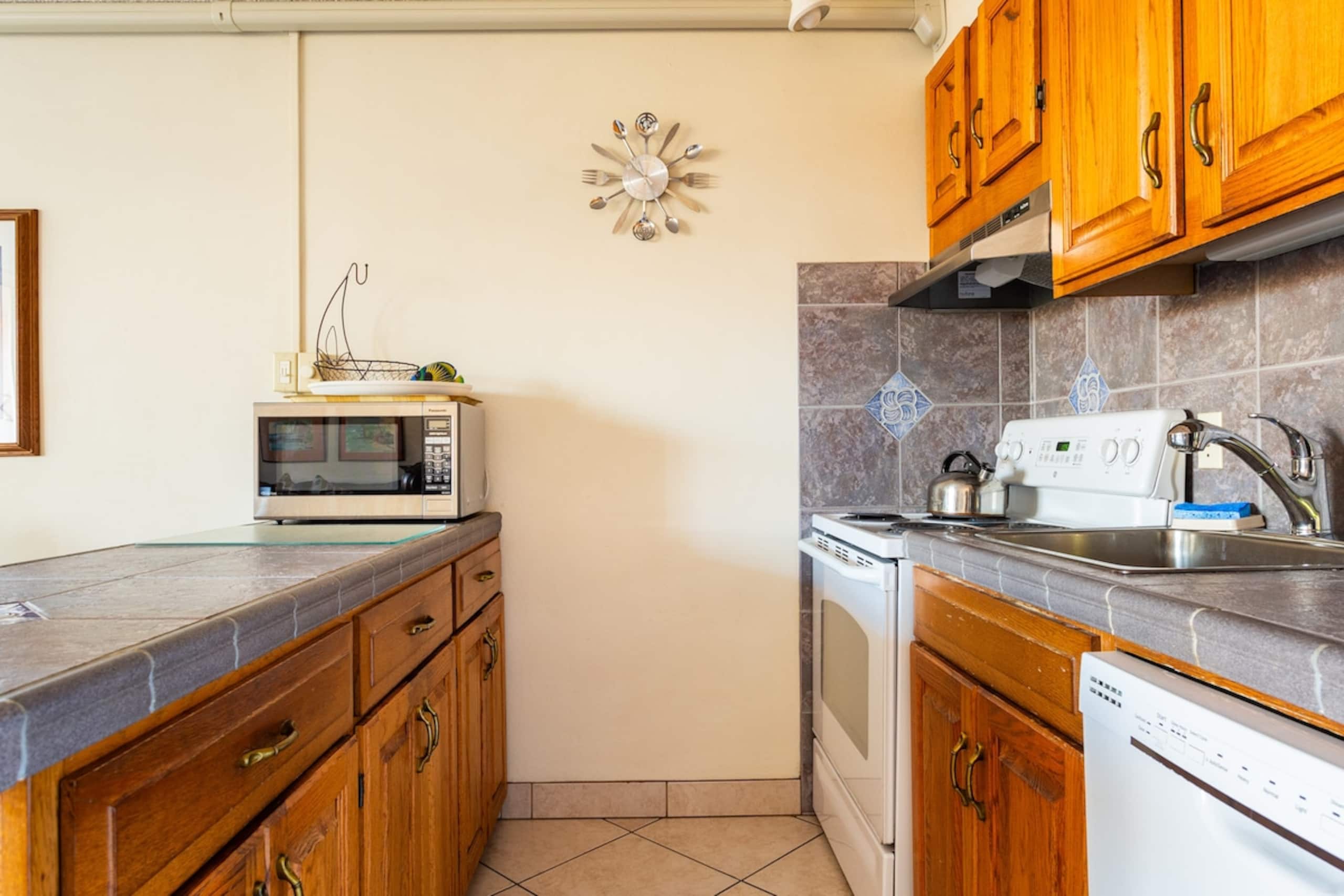Affordable Maui Accommod. in a HOTEL Zoned Resort - Photo 12
