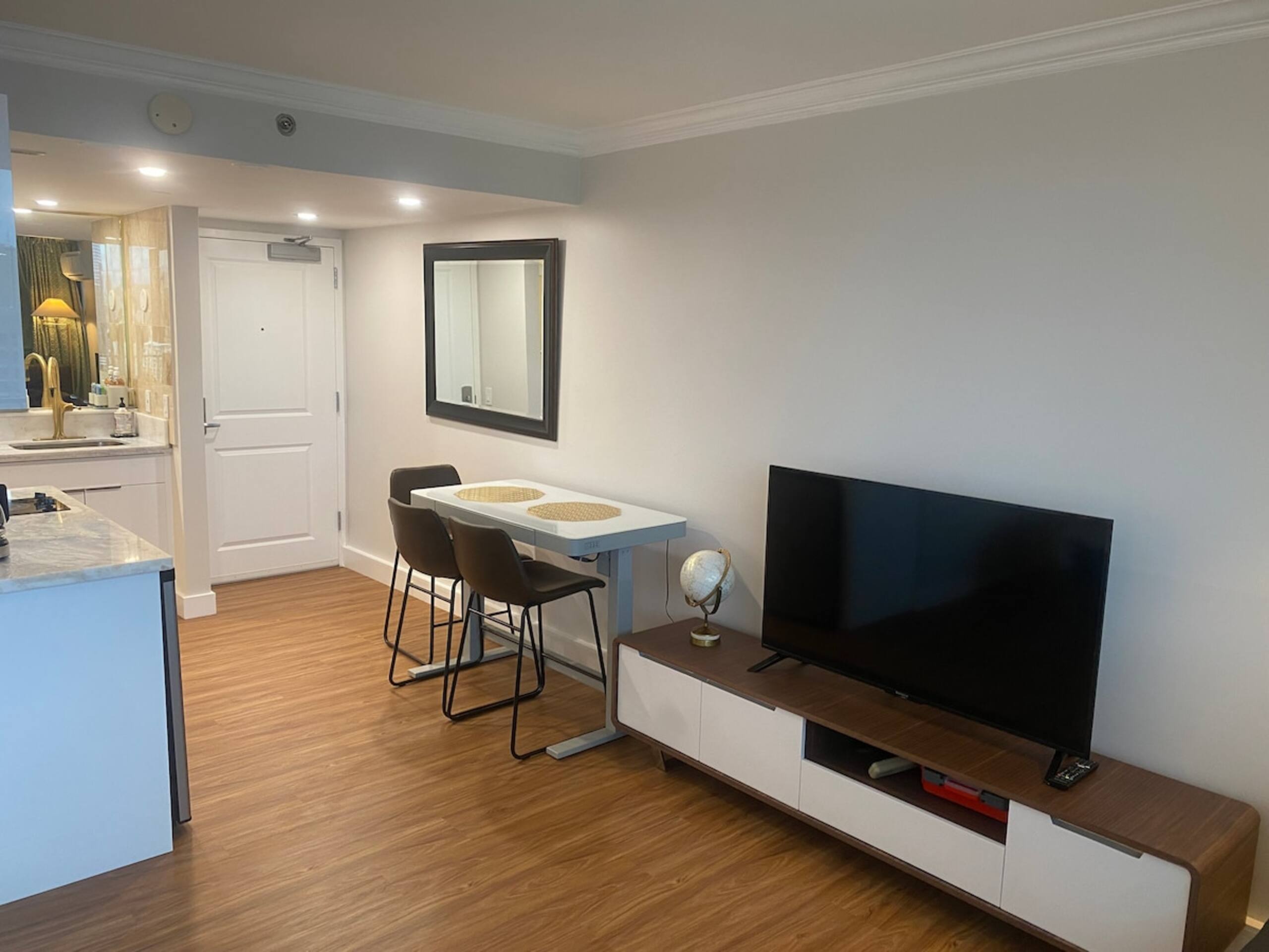 Spacious Waikiki studio with balcony - Photo 6