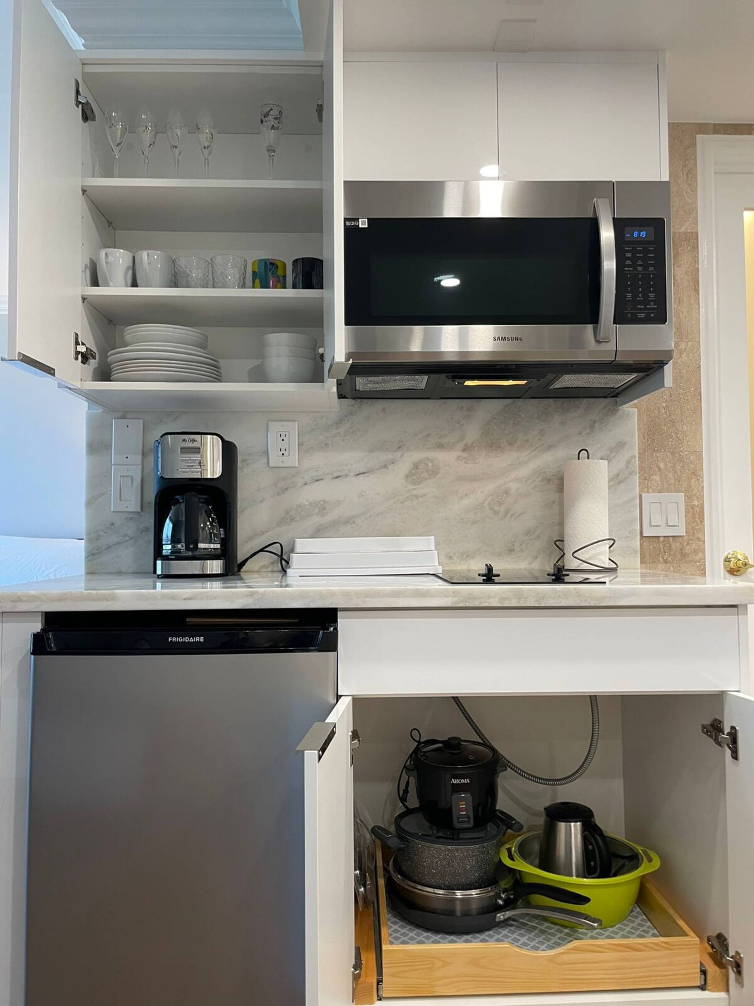 Spacious Waikiki studio with balcony - Photo 5