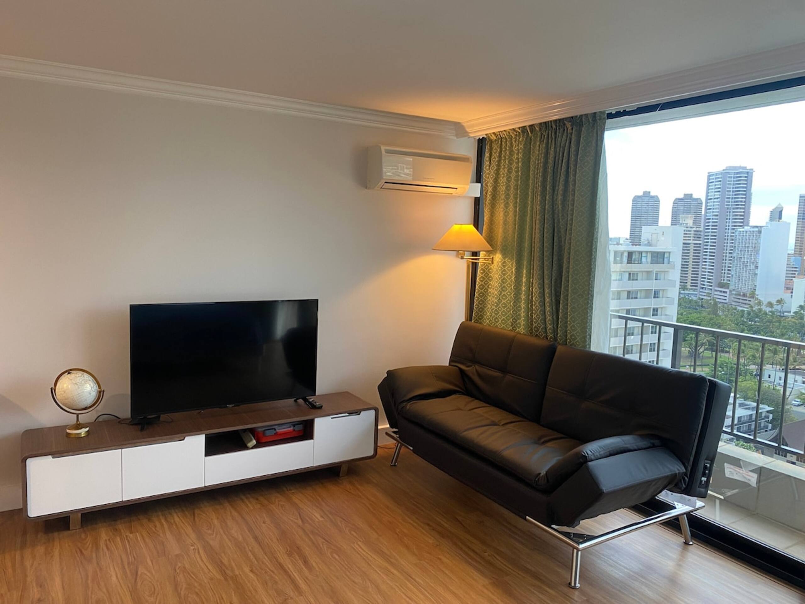 Spacious Waikiki studio with balcony - Photo 3