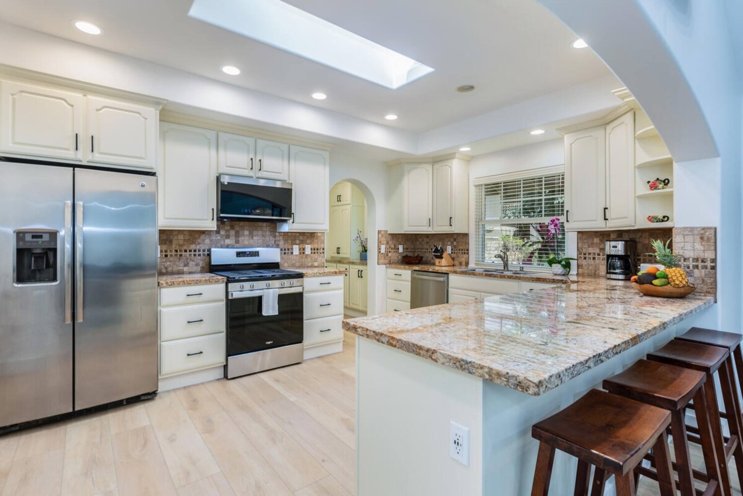 Luxurious 4BR/3.5BA House AC, Short Walk To Beach - Photo 12