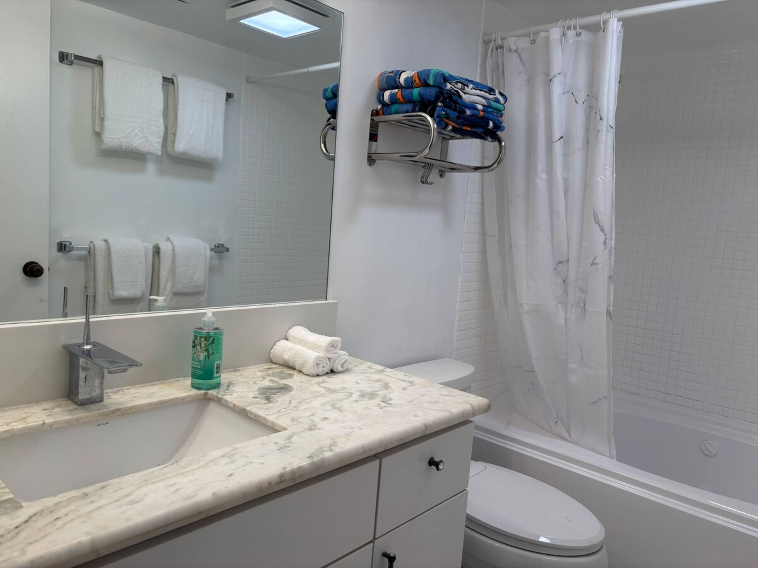 2BR+Den Ocean View Free Parking - Photo 11