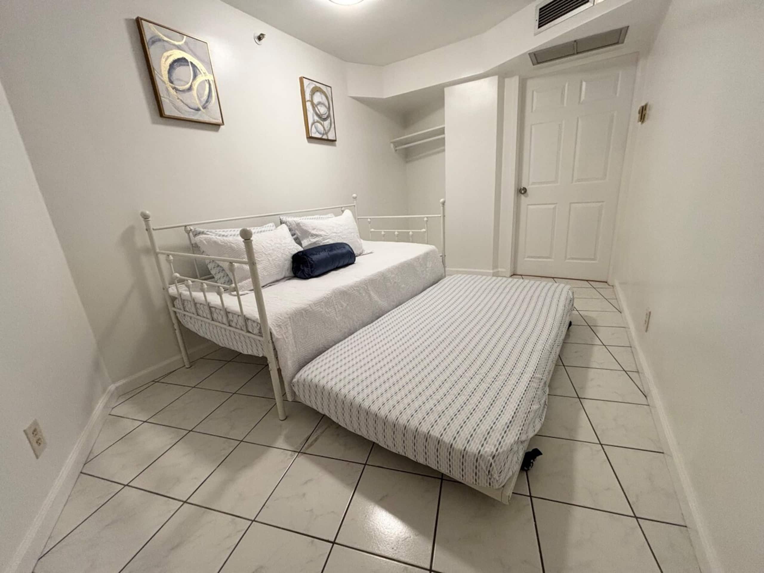 2BR+Den Ocean View Free Parking - Photo 10